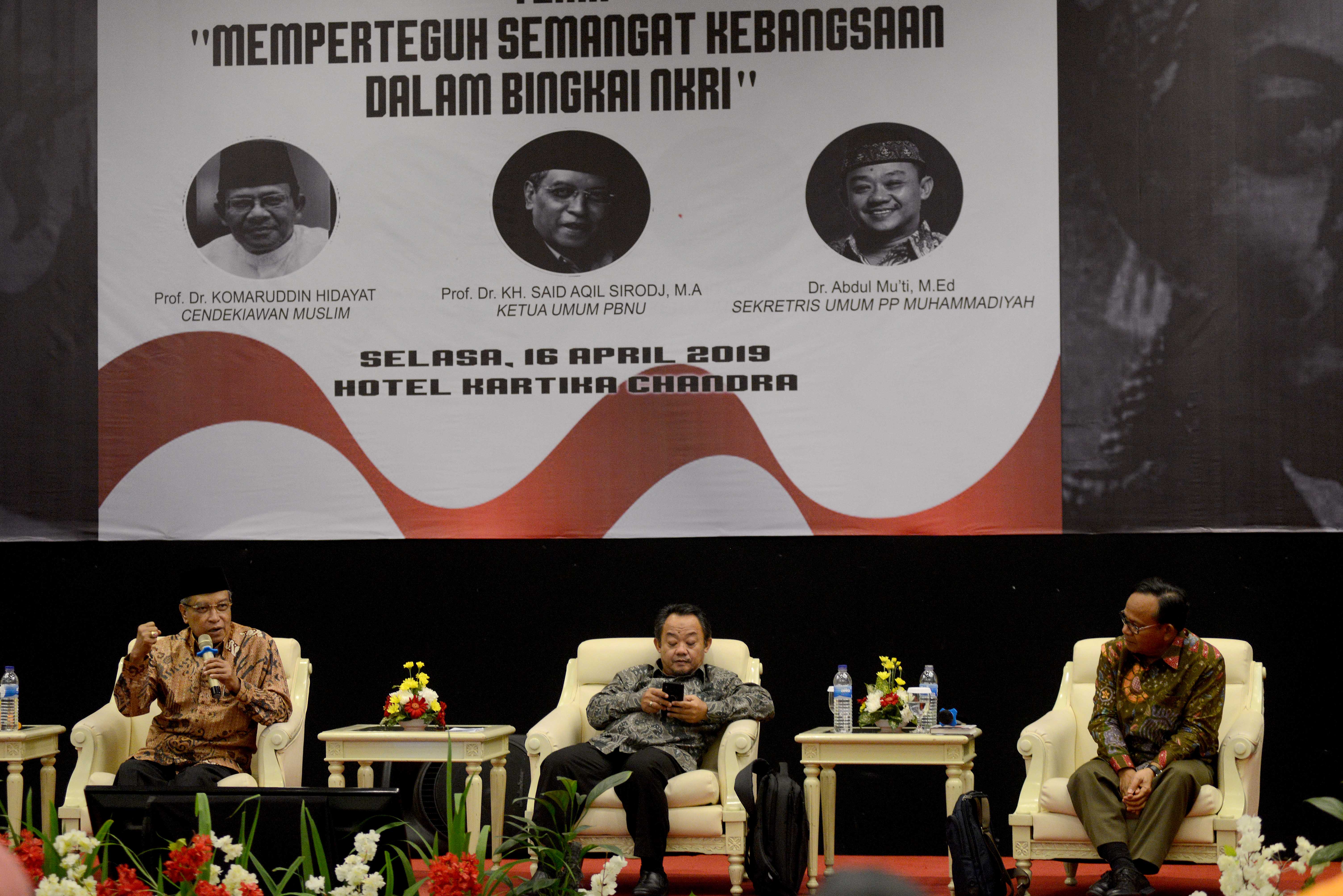 Ketum PBNU Said Aqil Sirodj (kiri)  bersama Sekum PP Muhammadiyah Abdul Mu'ti (tengah) dan Cendekiawan Muslim Komaruddin Hidayat.