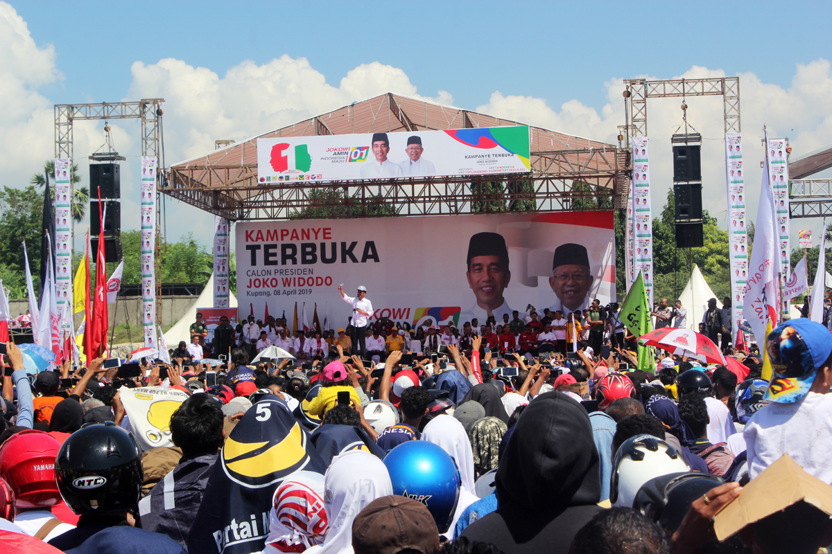 Capres nomor urut 01 Joko Widodo memperkenalkan tiga kartu sakti di kampanye akbar yang berlangsung di Kupang