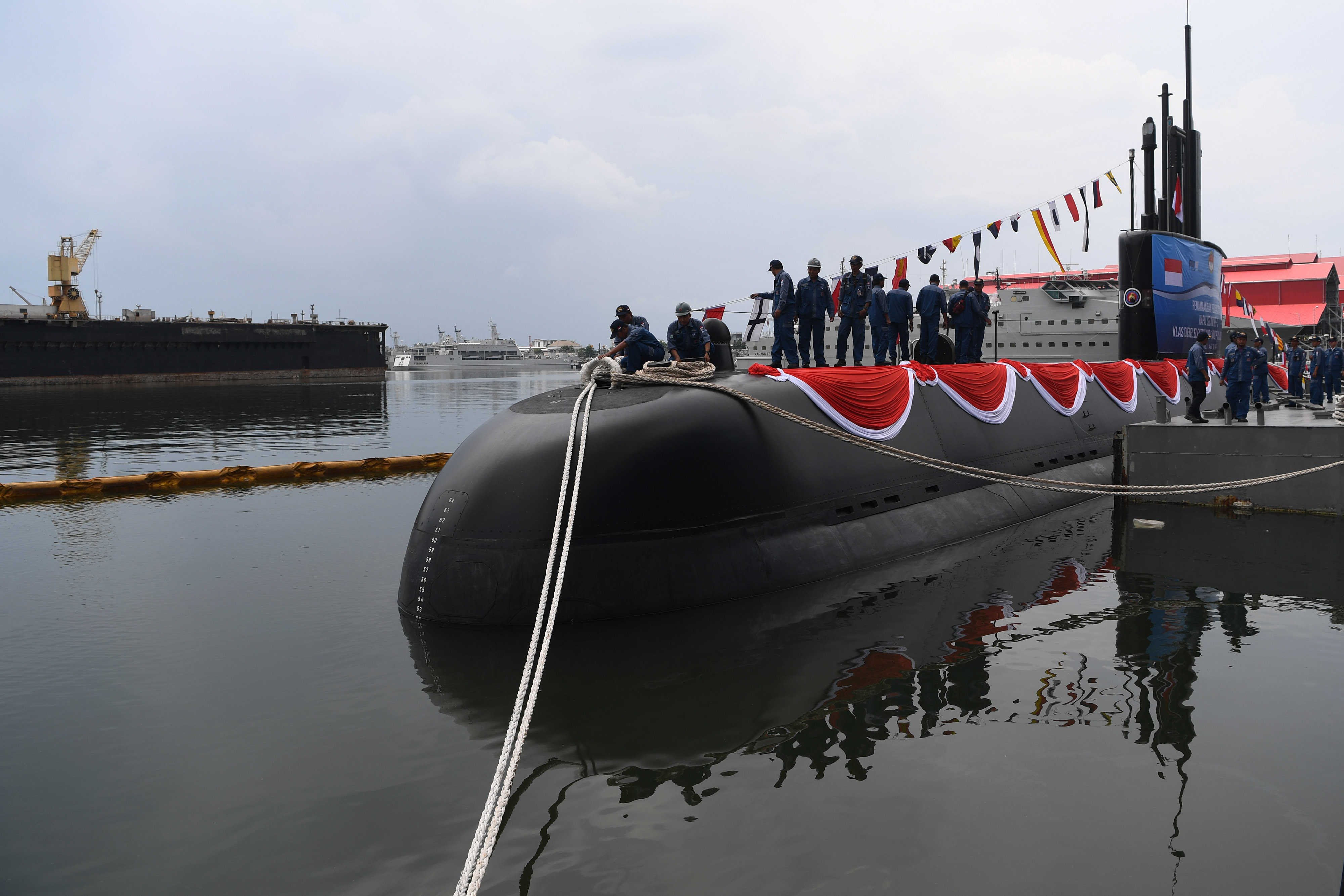 Kapal selam KRI Alugoro-405 saat siap diresmikan pengoperasiannya, di Dermaga Fasilitas Kapal Selam PT PAL di Surabaya