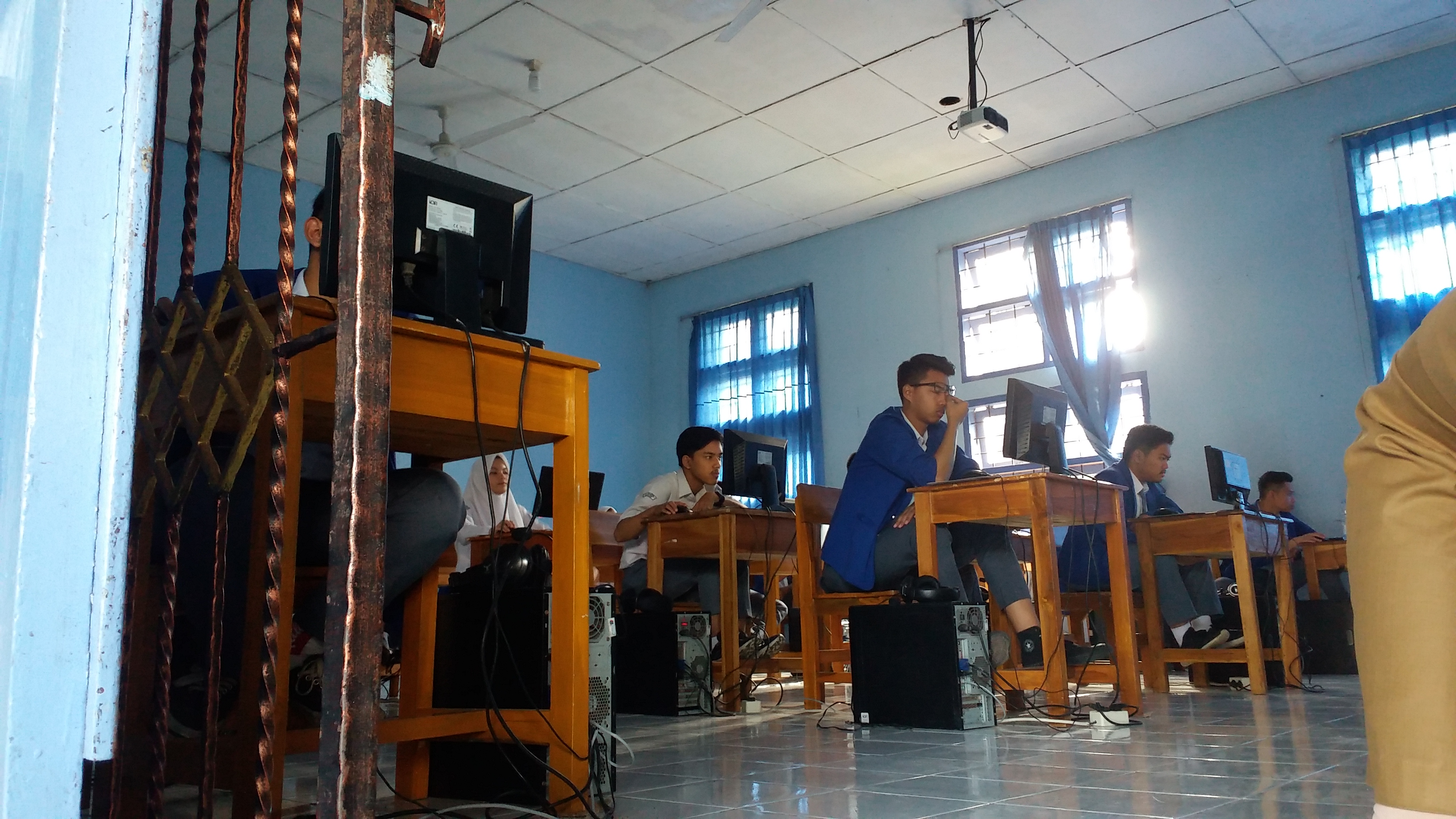 Sejumlah siswa di SMAN 1 Cianjur, Jawa Barat, serius mengerjakan soal Ujian Nasional Berbasis Komputer (UNBK) pada hari pertama