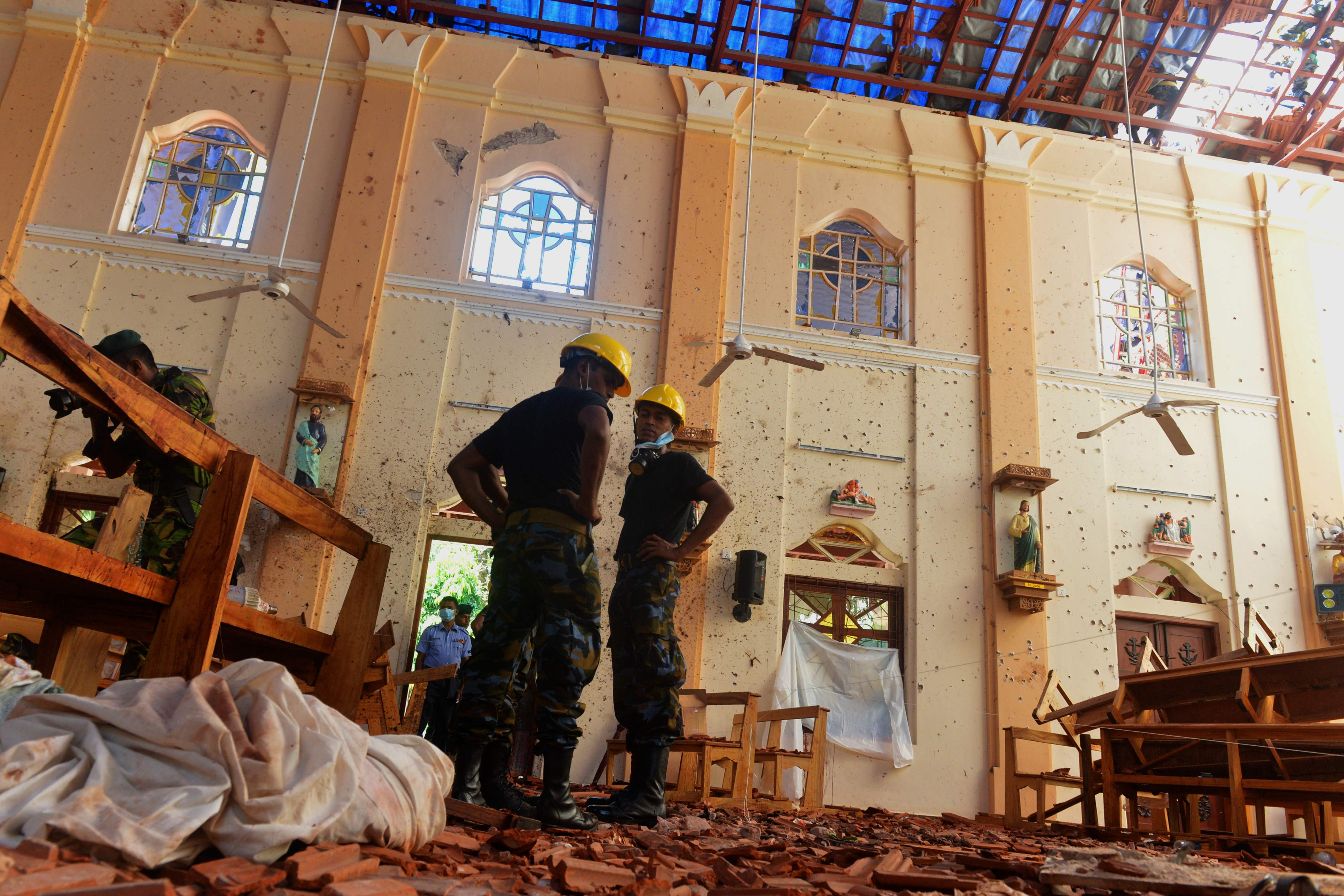 Kondisi di dalam Gereja St Sebastian, Sri Lanka pascapengeboman.