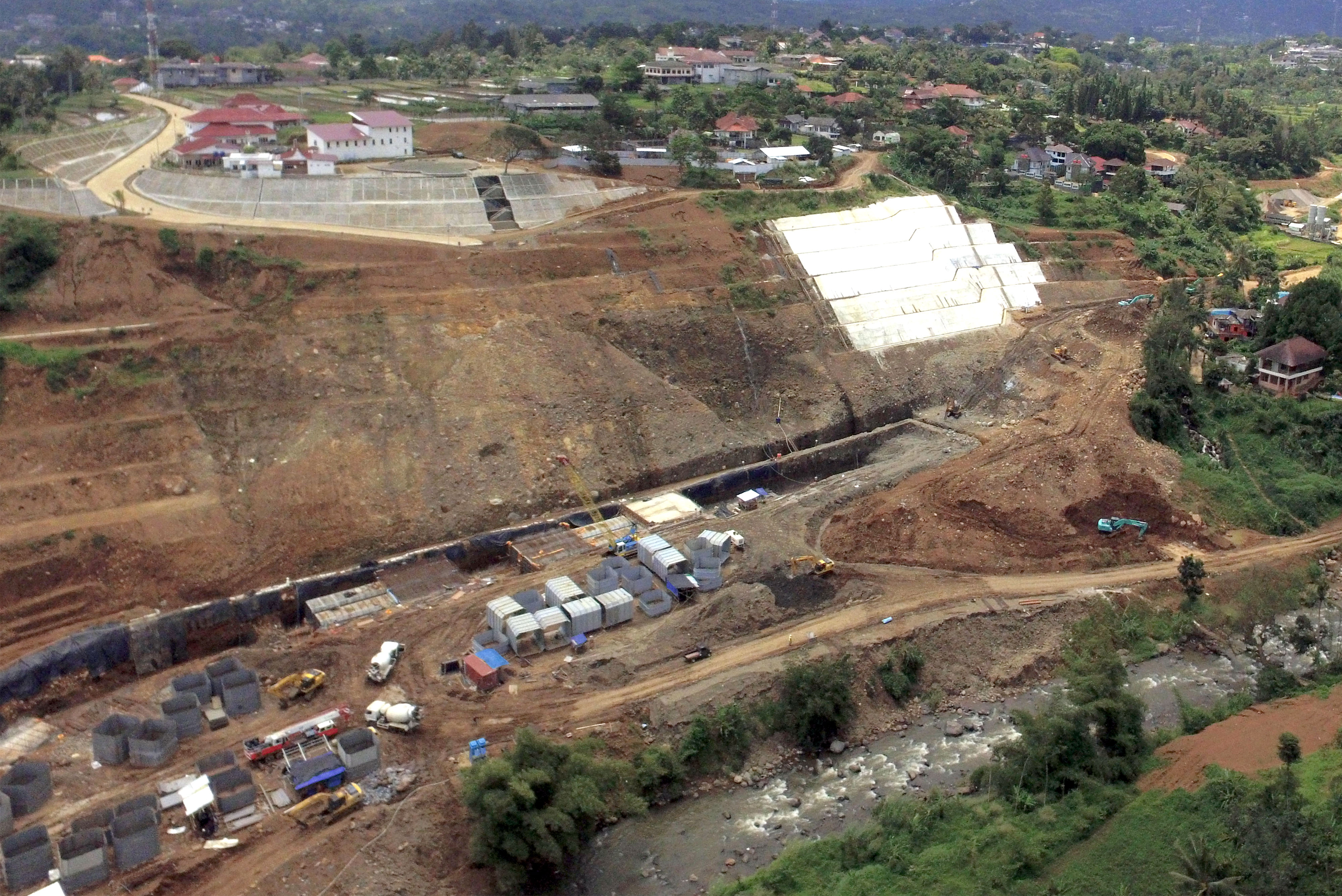 Suasana proyek pembangunan Bendungan Ciawi-Sukamahi di Bogor, Jawa Barat