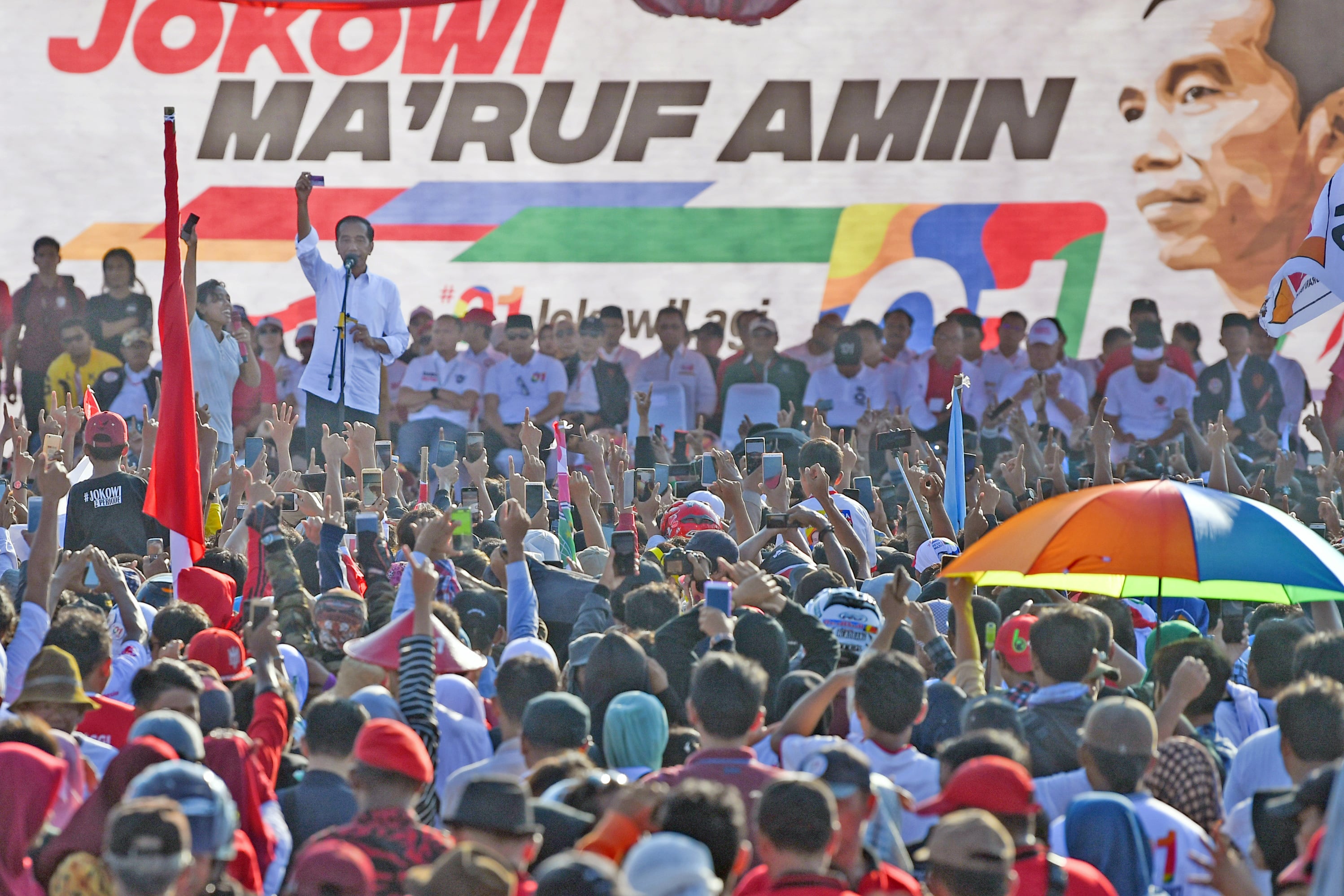 Capres nomor urut 01 Joko Widodo saat berkampanye di Indramayu, Jawa Barat, Jumat (5/4)