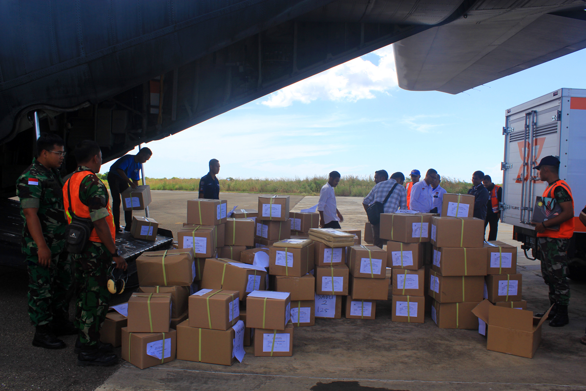 Petugas memindahkan surat suara ke pesawat Hercules milik TNI Angkatan Udara (AU) di Pangkalan TNI Angkatan Udara El Tari Kupang