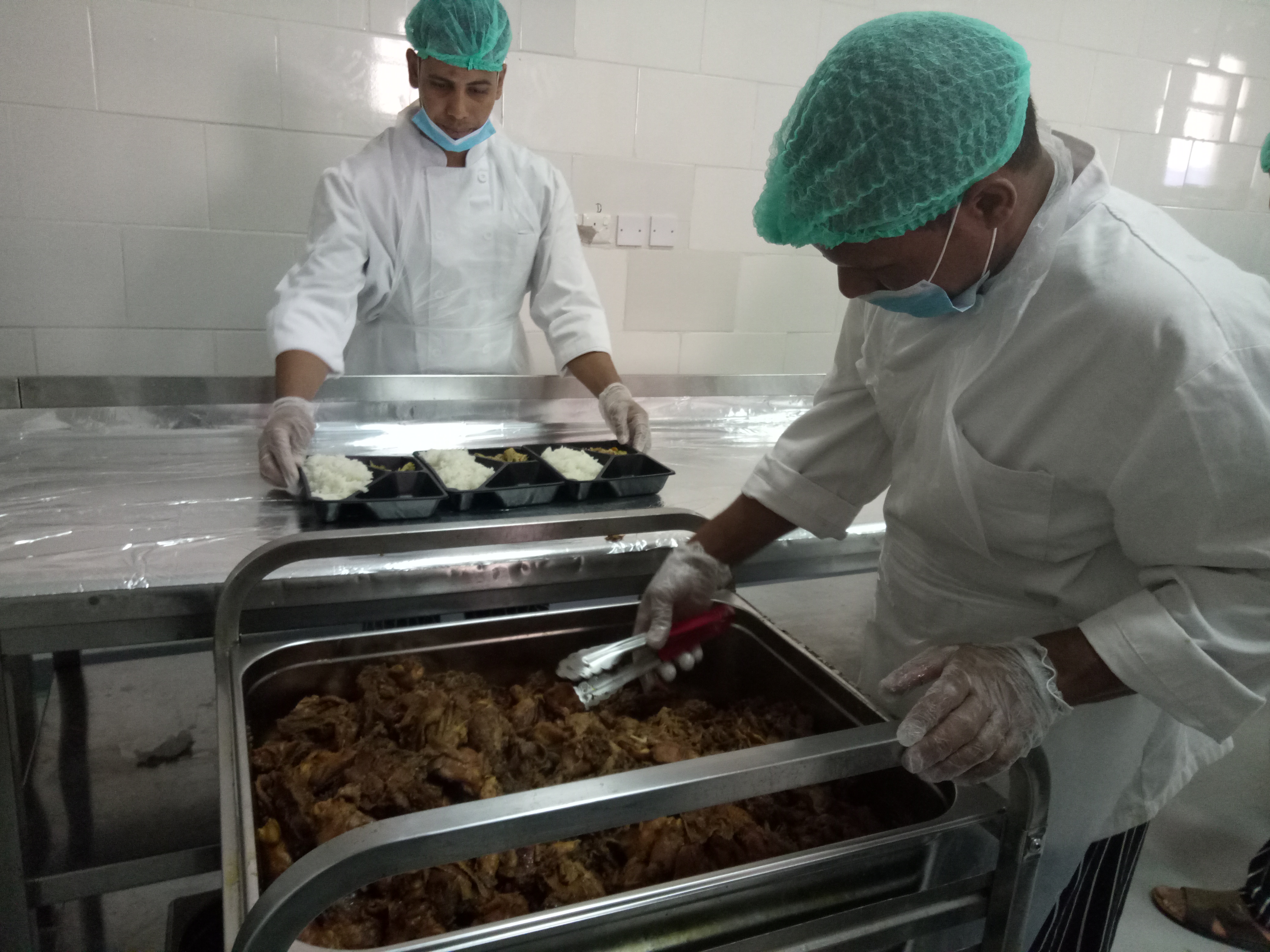 Kesibukan di dapur katering di Madinah, beberapa waktu silam. 