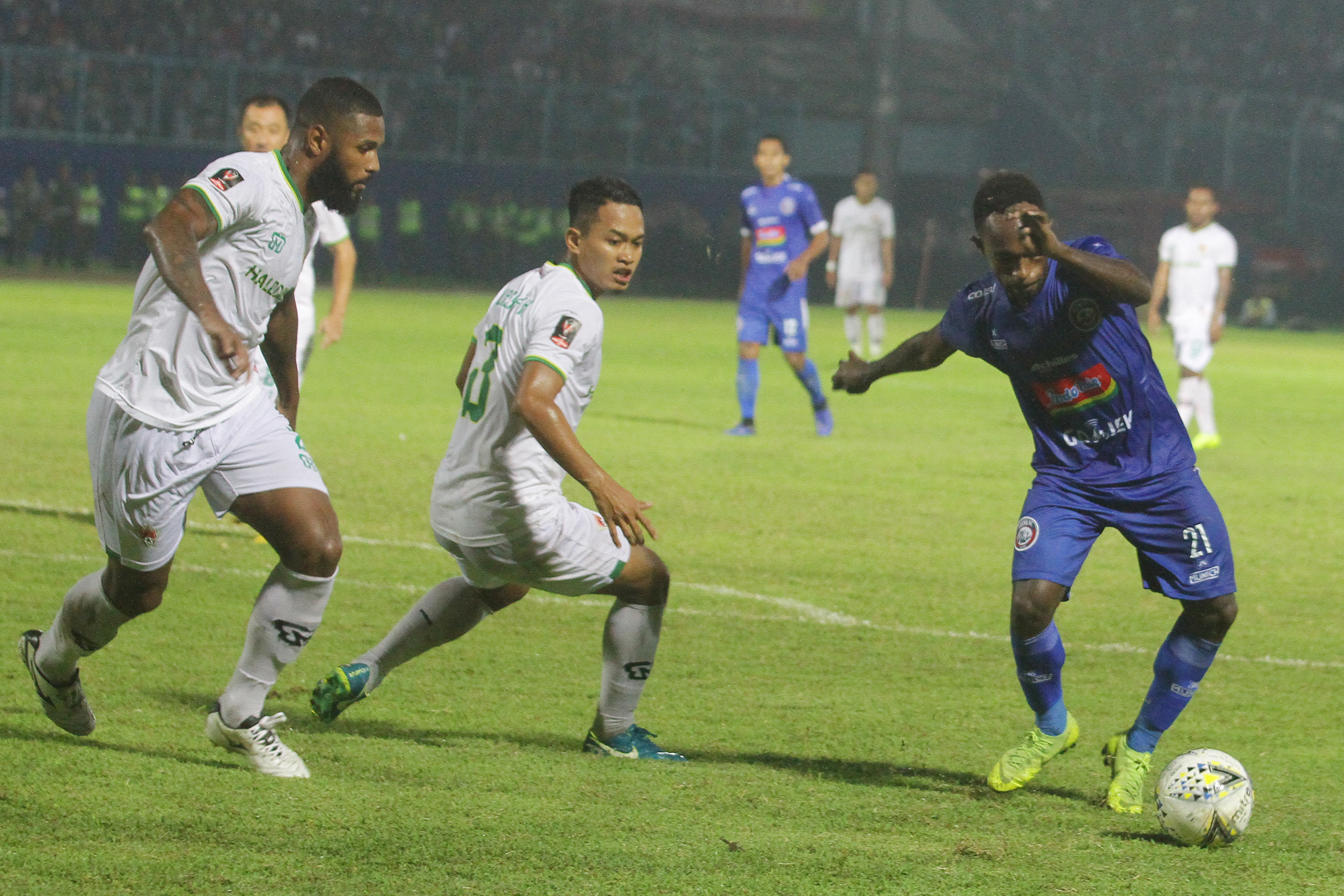 Pesepak bola Arema FC Riky Kayame berusaha melewati dua pesepak bola Kalteng Putra Wasyiat Hasbullah dan Kevin Gomes d Oliveira