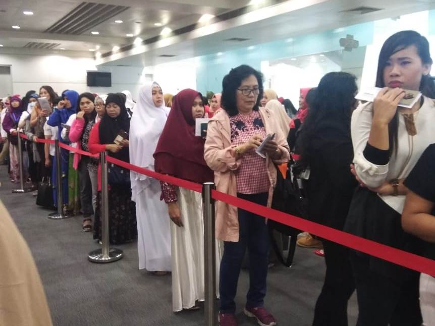 Pemilih mengantre untuk mencoblos di Hong Kong.