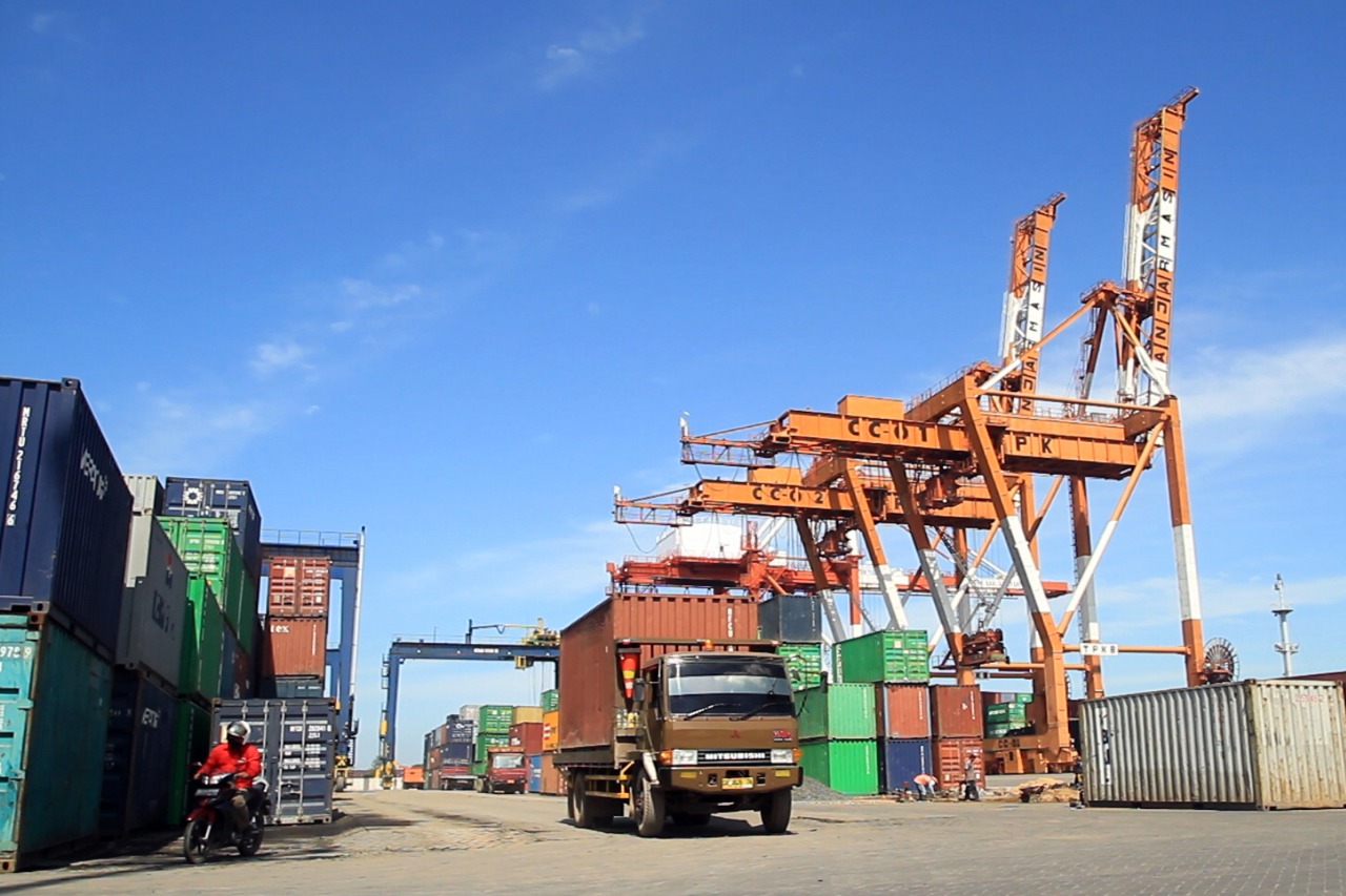 Truk kontainer mengangkut logistik di Pelabuhan Trisakti, Banjarmasin, Kalsel. 