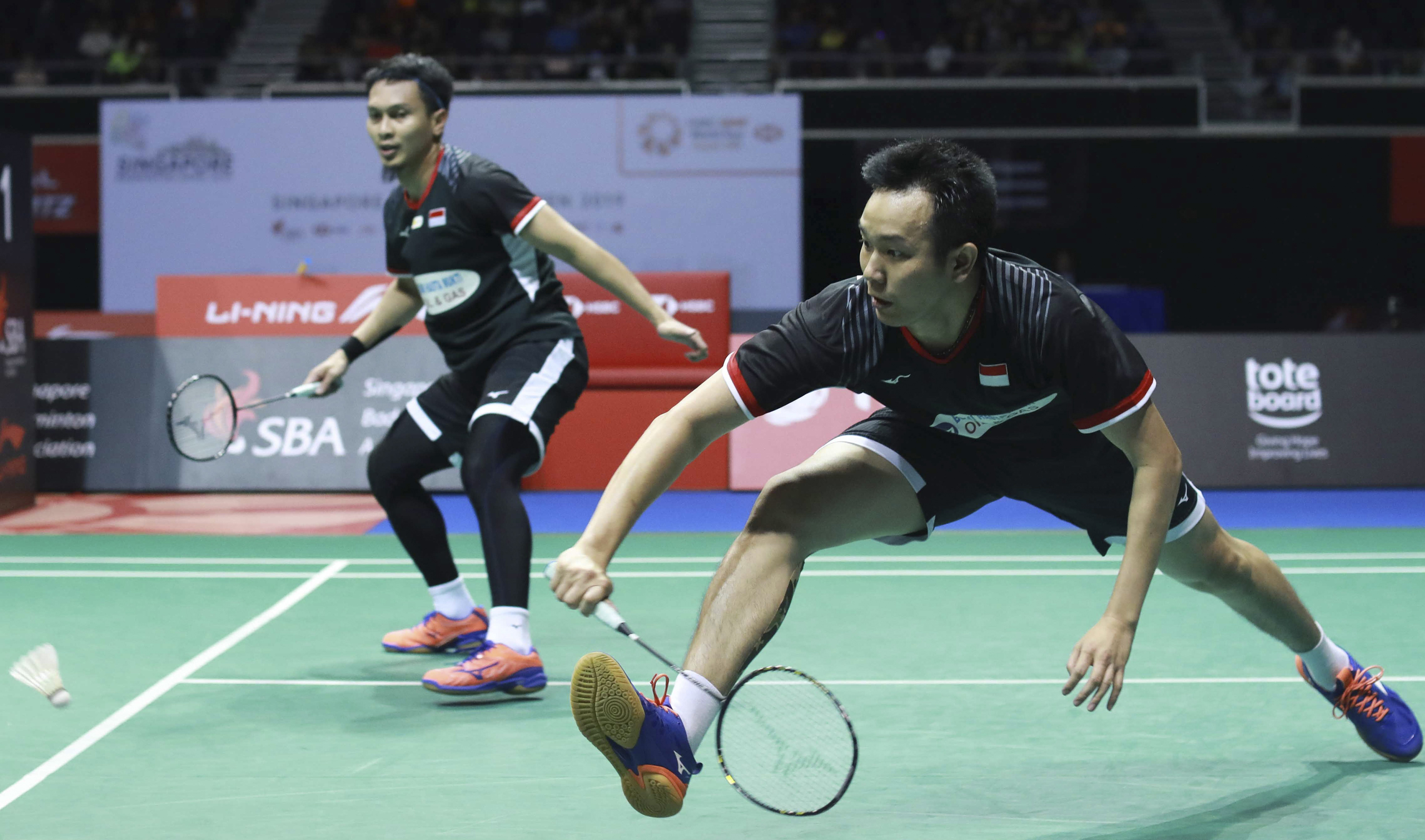 Pebulu tangkis ganda putra Indonesia Hendra Setiawan (kanan) dan Mohammad Ahsan
