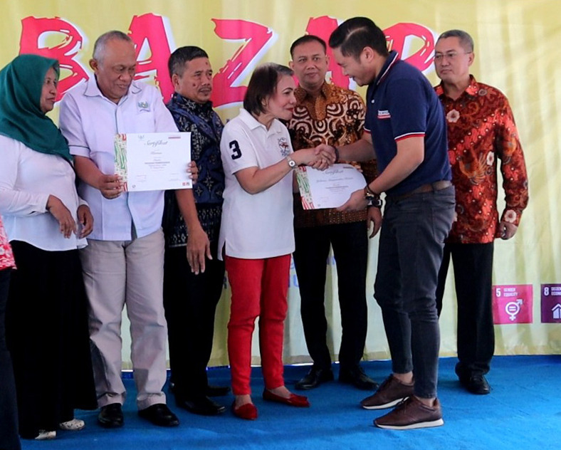 Perwakilan Yayasan Bhakti Asdiraa dan perwakilan PT. HM Sampoerna menyerahkan sertifikat pelatihan mentor pemberdayaan usaha rumahan