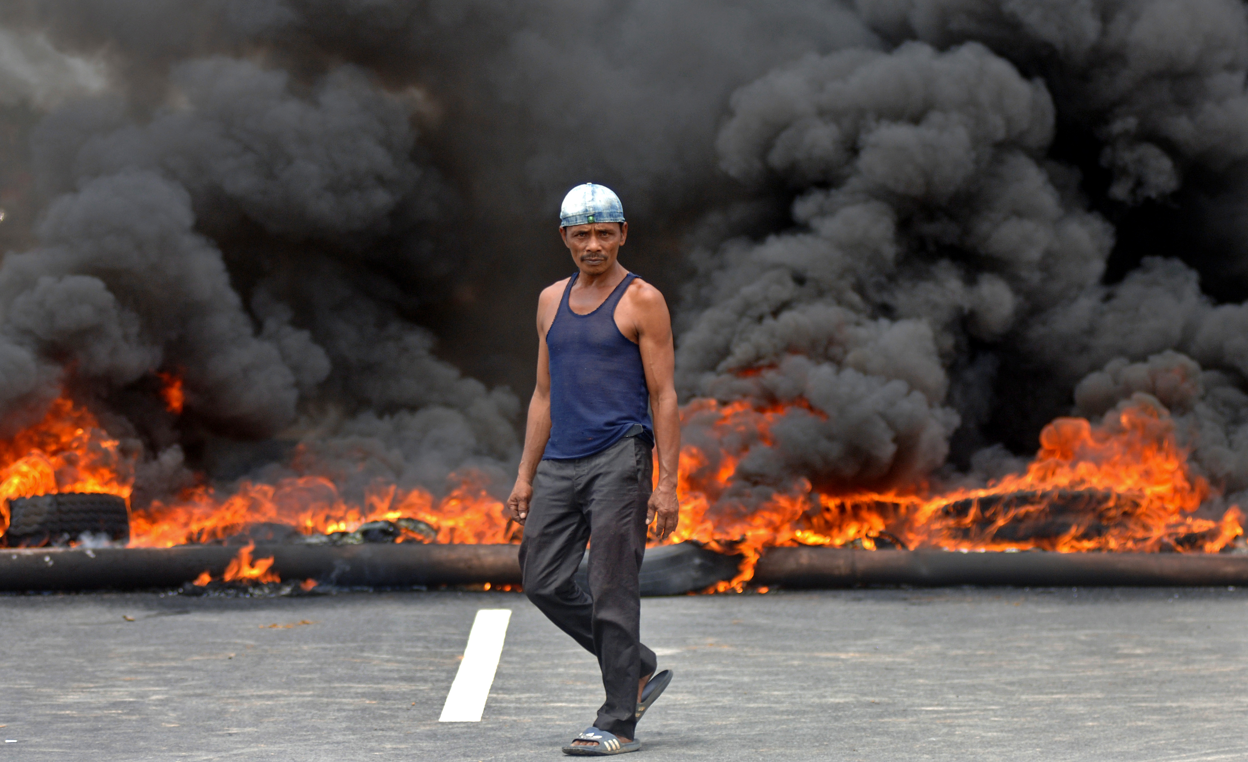 Warga memblokade jalan yang menuju tanah sengketa di Aia Pacah, Padang, Sumatra Barat.