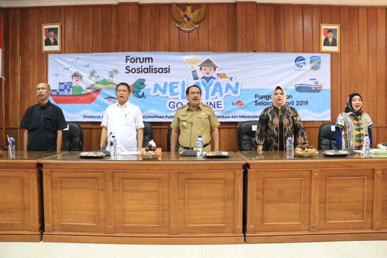 Kementerian Komunikasi dan Informatika Rudiantara dan Bupati Pangandaran, Jeje Wiriadinata meluncurkan UMKM Grebeg Pasar Go Online 2019
