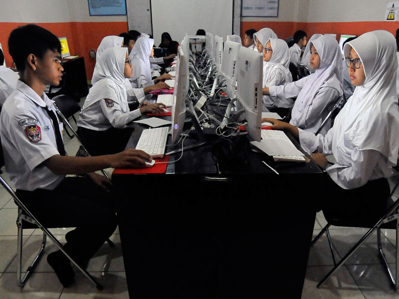 Sejumlah siswa SMP Negeri 2 Serang mengikuti simulasi Ujian Nasional Berbasis Komputer (UNBK)