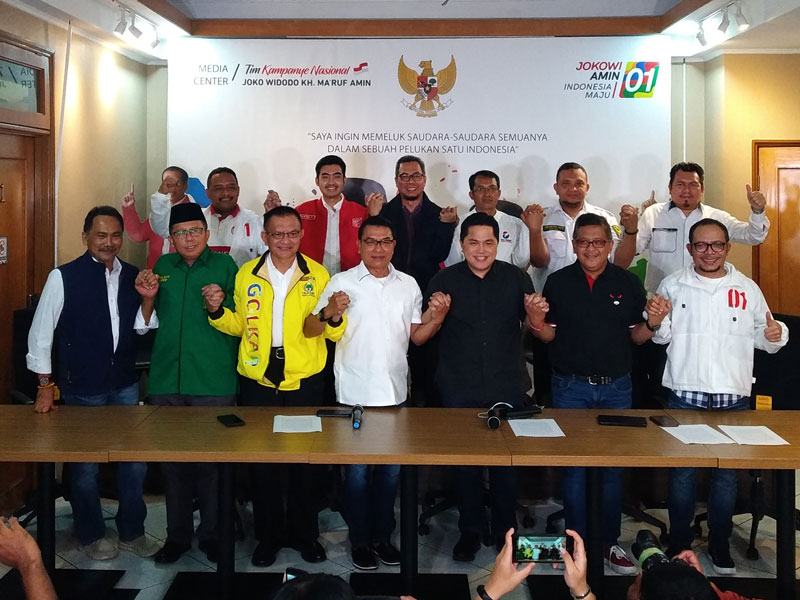 TKN DEKLARASIKAN KEMENANGAN JOKOWI-AMIN : Ketua TKN Erick Thohir (ketiga kanan) bersama Ketua Harian TKN Moeldoko (tengah) dan Sekjen