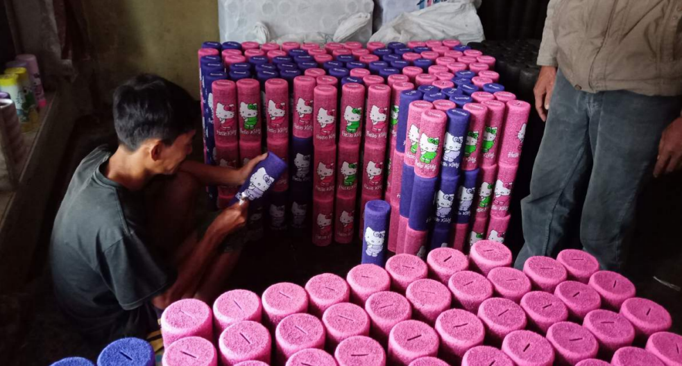 Celengan kertas di Desa Biru dari limbah tekstil