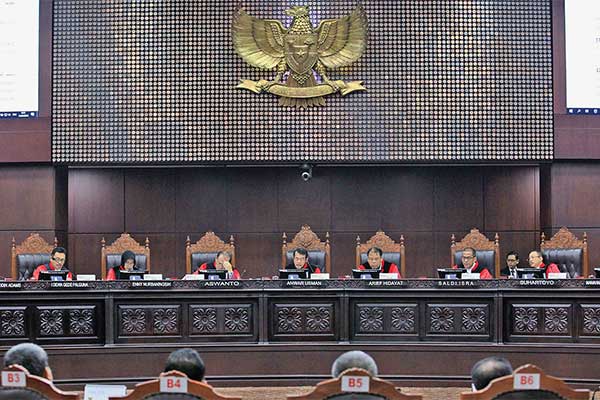 UNDANG-UNDANG PEMILU: Ketua Mahkamah Konstitusi Anwar Usman (tengah) bersama hakim konstitusi (dari kiri) Wahiduddin Adams, I Dewa Gede Palg