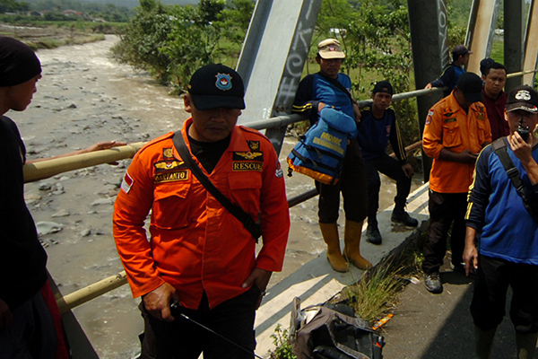 Tim SAR melakukan pencarian korban terseret arus deras sungai Rajasa, Pemalang