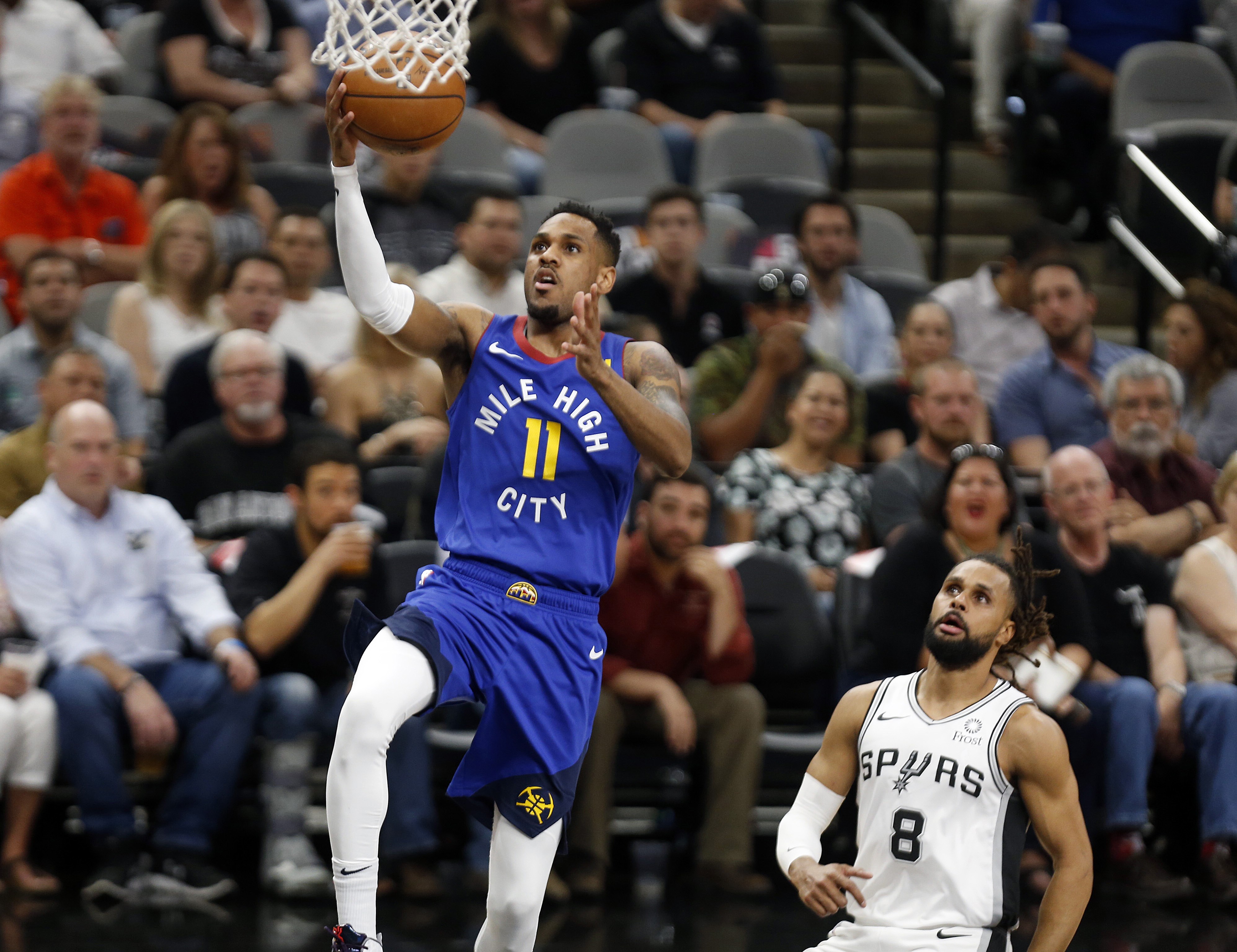 Monte Morris nomor 11 dari Denver Nuggets melewati Patty Mills nomor 8 dari San Antonio Spurs 