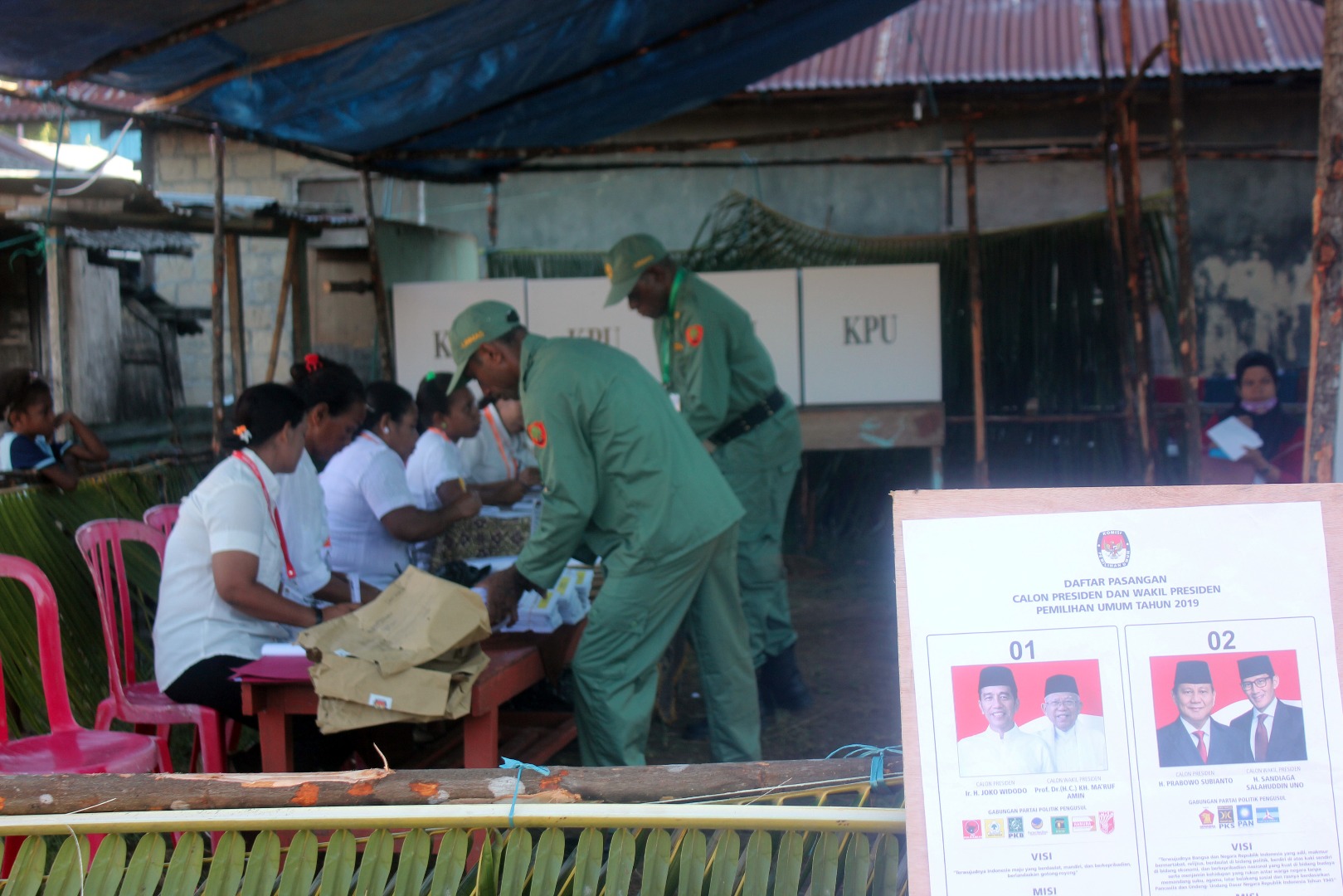 Petugas KPPS menghitung jumlah surat suara sebelum pelaksanaan pencoblosan Pemilu 2019 di TPS 13 Kota Sorong