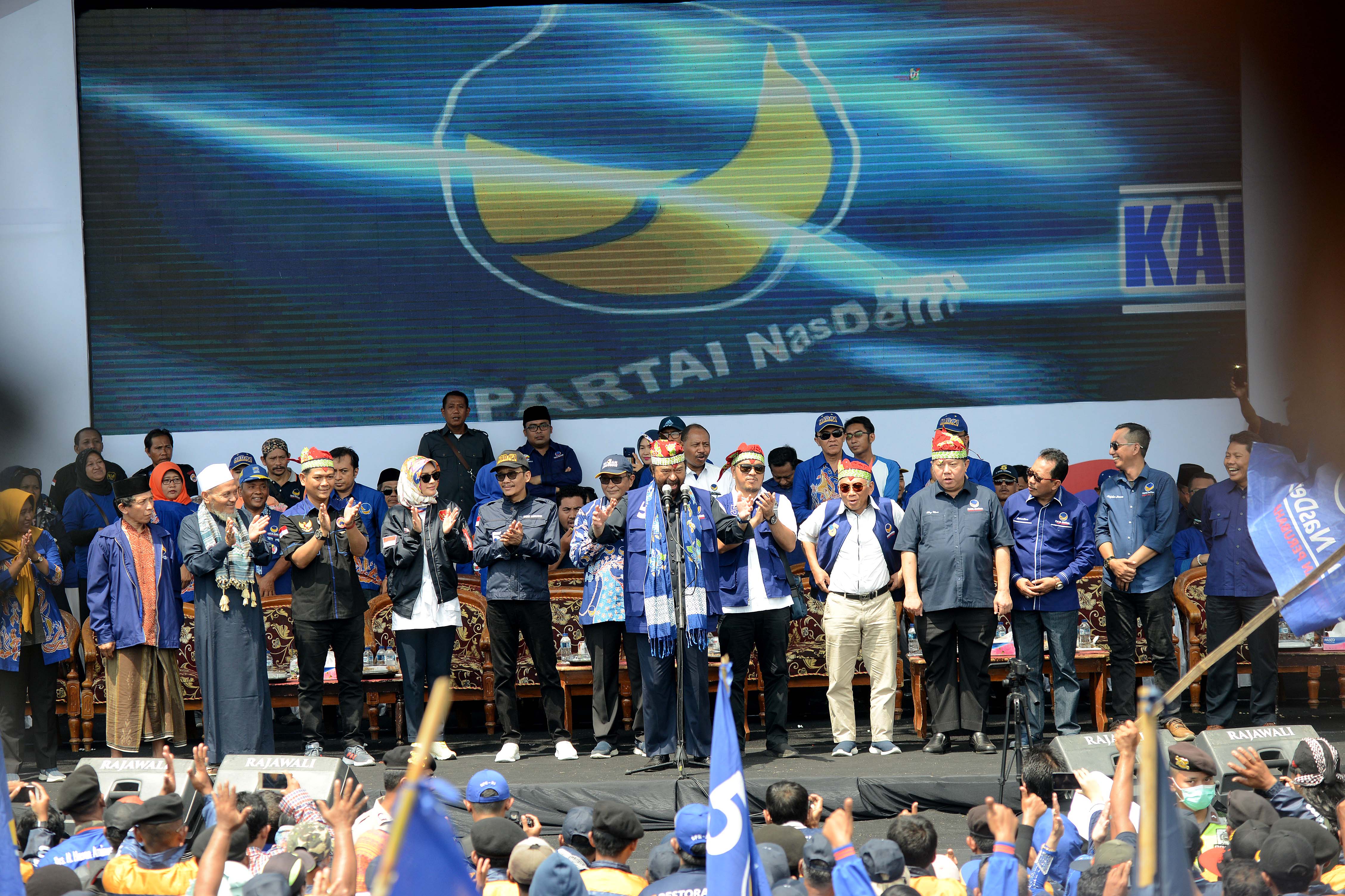 Ketua Umum Partai NasDem Surya Paloh (tengah) menyampaikan pidato dalam kampanye akbar di Probolinggo, Jawa Timur, Sabtu (6/4). 