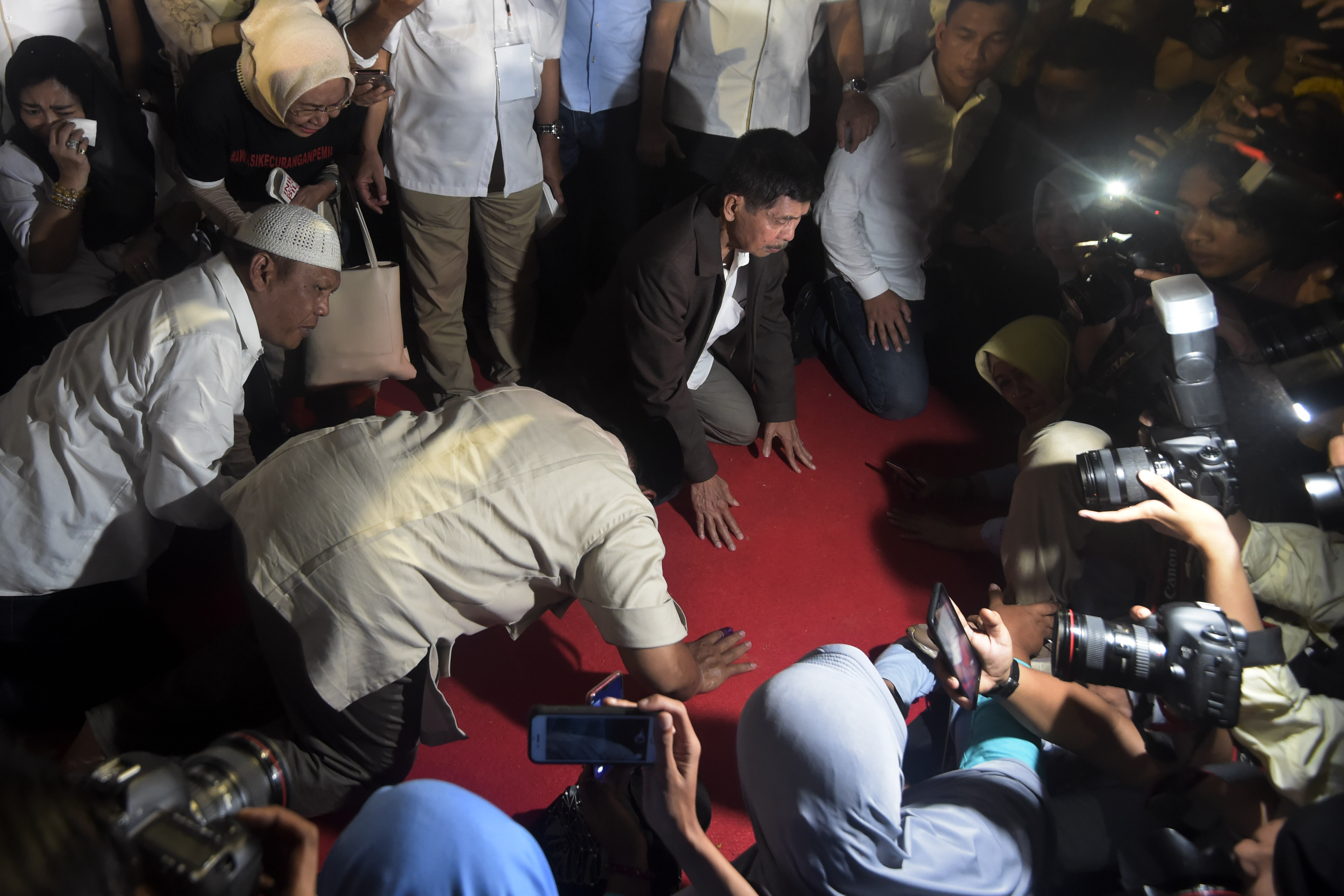 Capres Prabowo Subianto saat sujud sesuai memberi keterangan, Rabu (17/4).