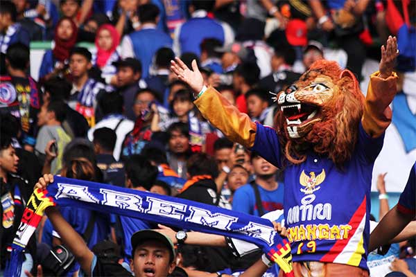 Salah satu suporter Aremania mengenakan kostum unik khas Singa pada laga pertandingan perempat final Piala Presiden 2019 Bhayangkara FC mela