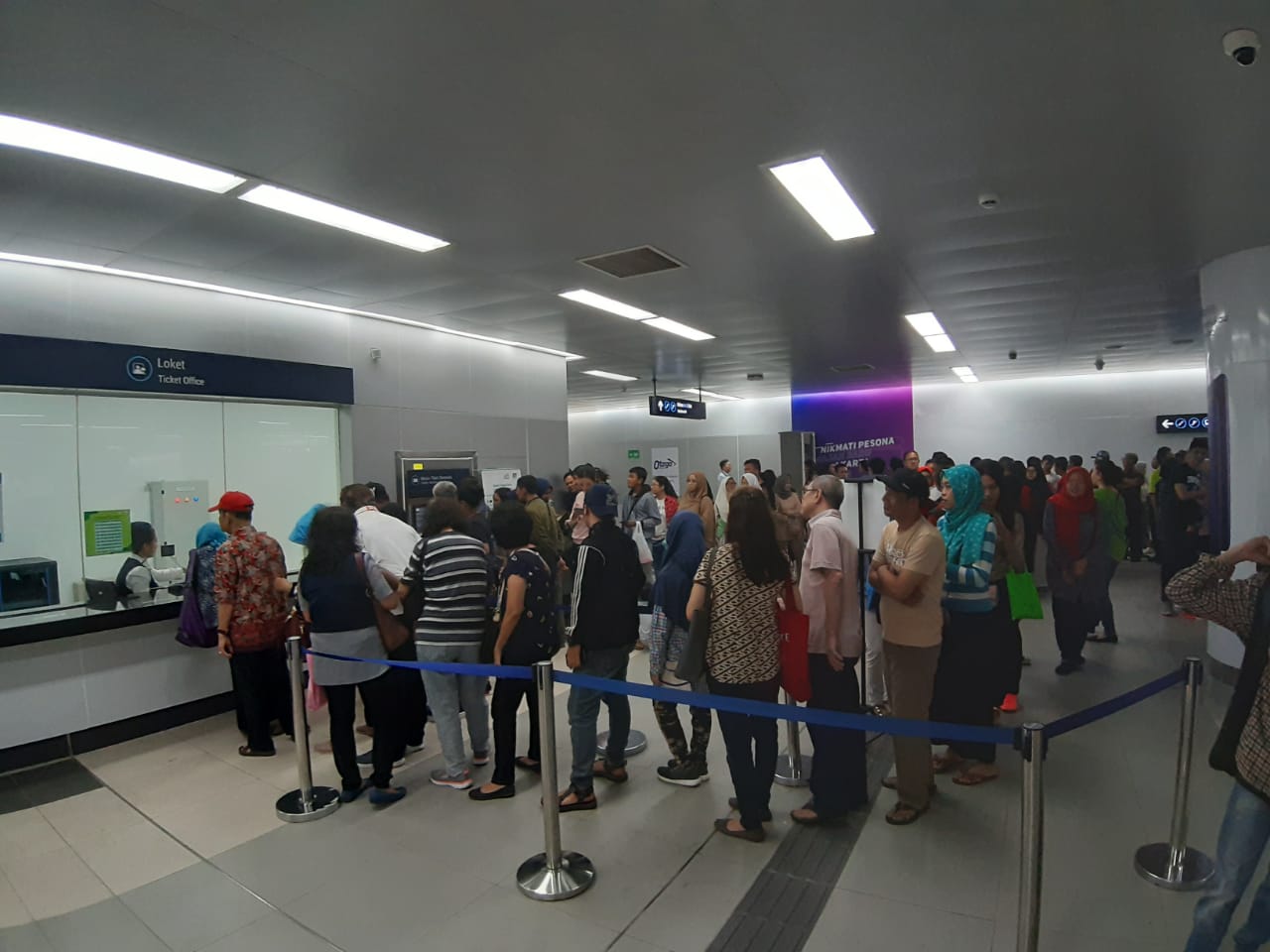 Antrean calon penumpang di depan loket tiket MRT, Senin (1/4)