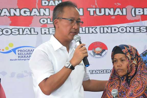 Menteri Sosial Agus Gumiwang Kartasasmita berbincang dengan warga penerima Program Keluarga Harapan (PKH) 