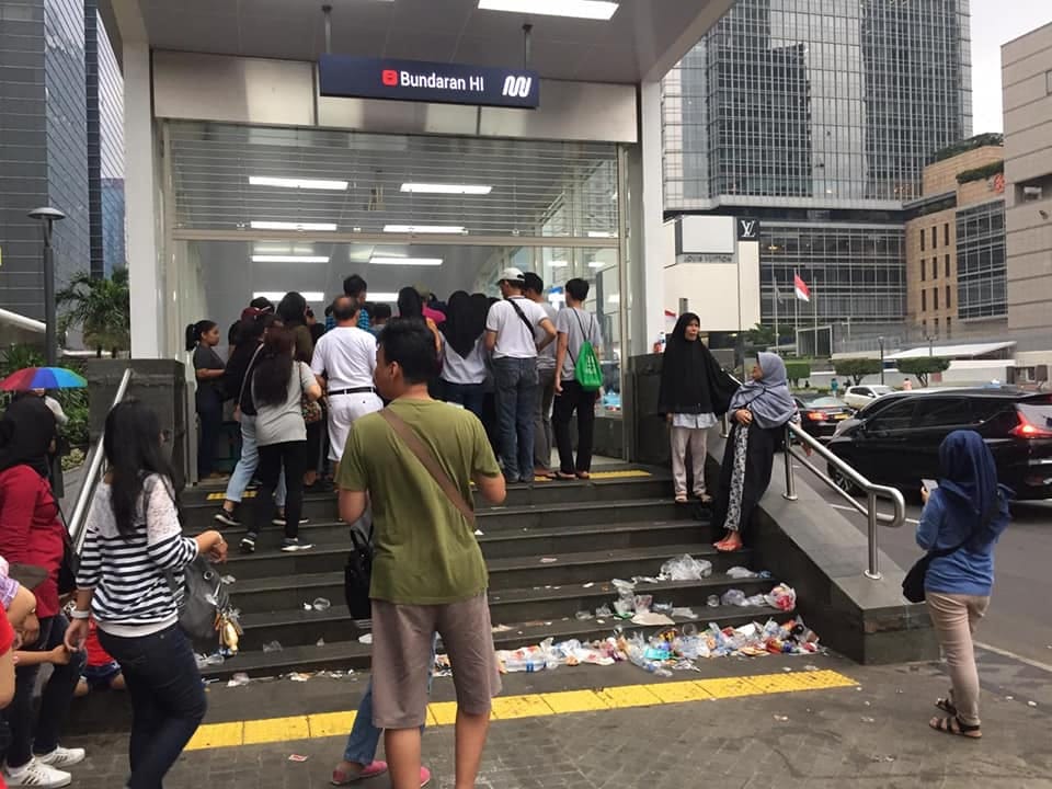 Sampah bertumpuk di tangga masuk stasiun MRT Bunderan HI