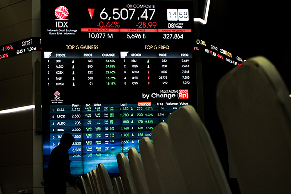 Pegawai beraktivitas di depan monitor pergerakan Indeks Harga Saham Gabungan (IHSG) di Bursa Efek Indonesia