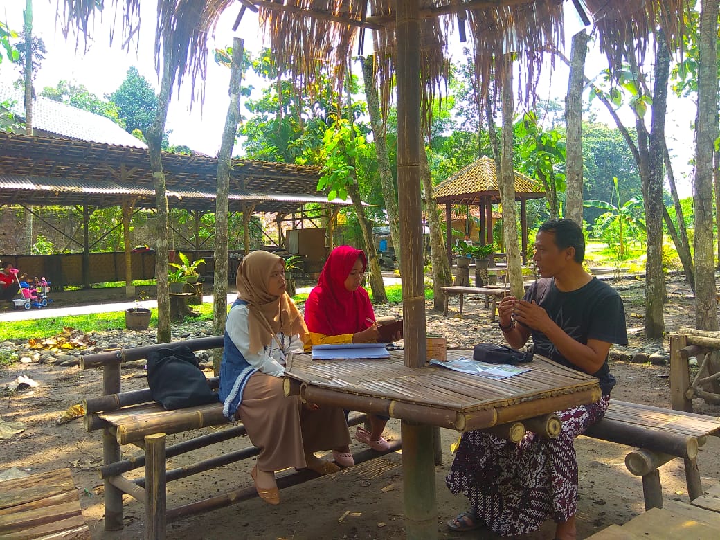 Wahdjudi Djaja saat memberikan penjelasan kepada pelajar yang berkunjung ke Dewi Rawe. 