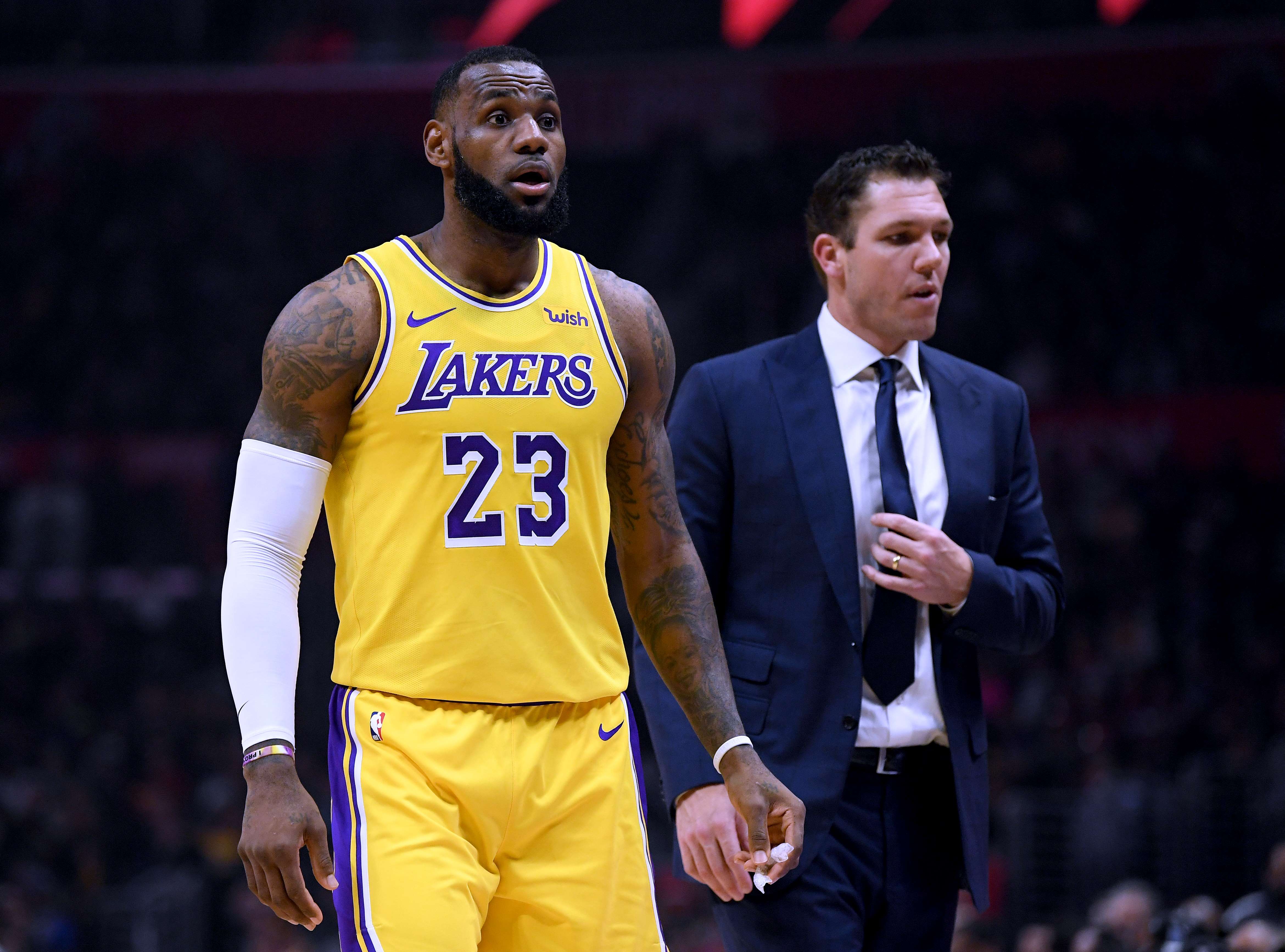 LeBron James (kiri) dan pelatih Los Angeles Lakers Luke Walton.