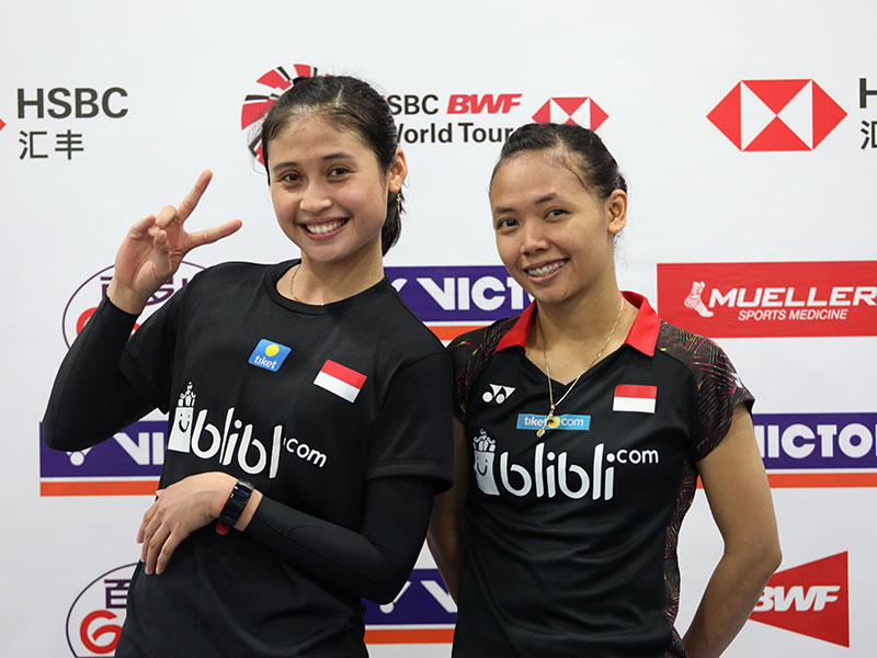 Pebulu tangkis ganda putri Indonesia, Rizki Amelia Pradipta (kiri) dan Della Destiara Haris (kanan) berfoto bersama usai bertanding.
