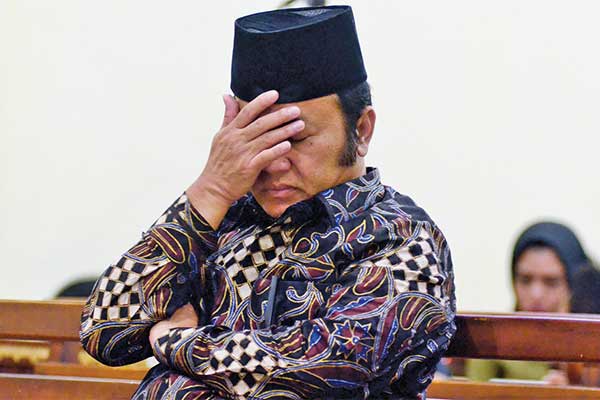 VONIS 12 TAHUN UNTUK ZAINUDIN HASAN: Terdakwa korupsi proyek Dinas PU-Pera Lampung Selatan Zainudin Hasan menjalani sidang pembacaan putusan