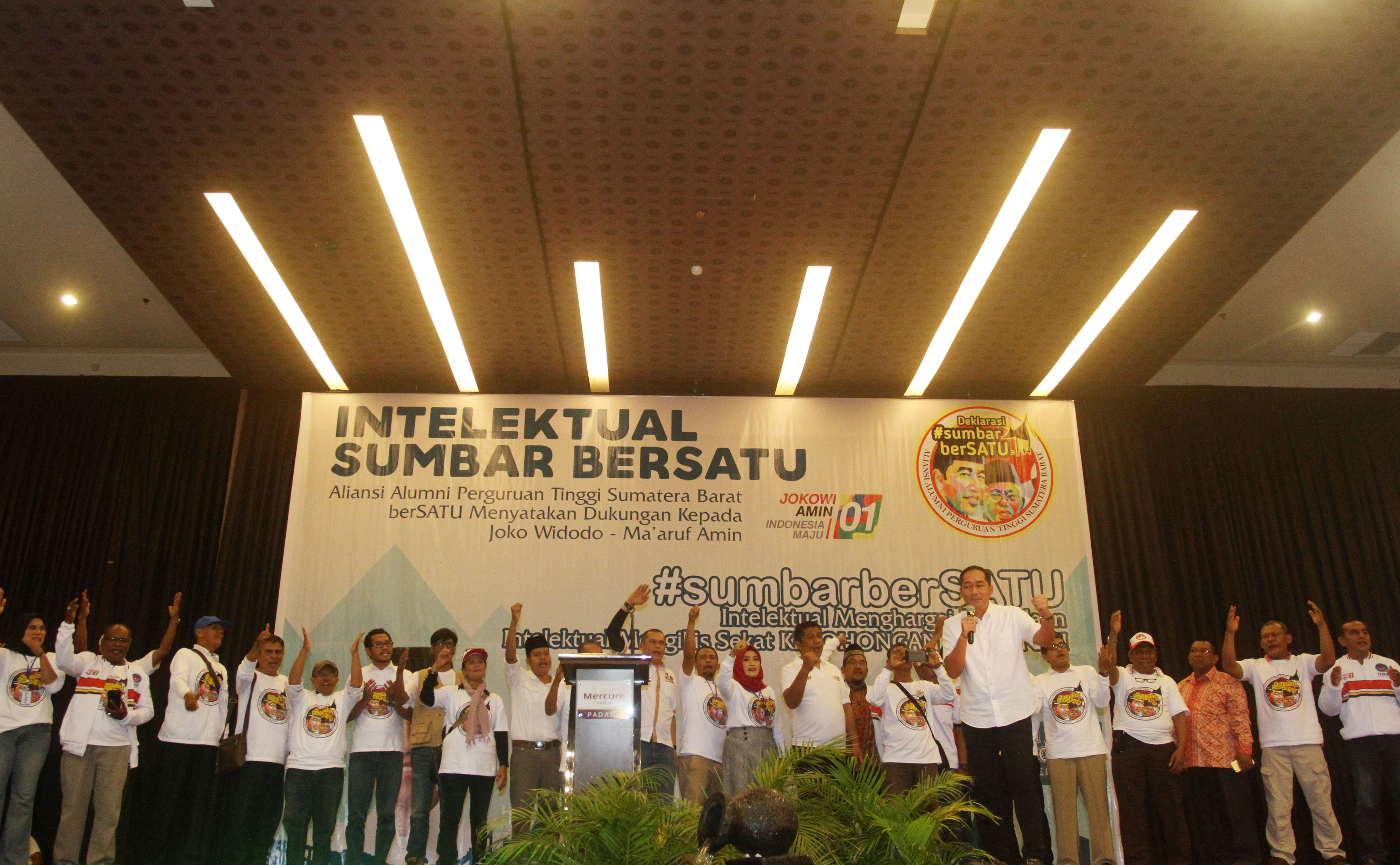 Dkelarasi Alumni perguruan tinggi Sumatera Barat bertajuk Intelektual Sumbar BerSATu di Padang, Sumbar, Sabtu (6/4)