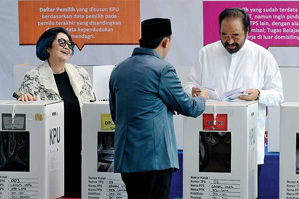 OPTIMISME SURYA PALOH: Ketua Umum DPP Partai NasDem Surya Paloh bersama istri, Ibu Rosita Barrack, mencoblos di TPS 03, Grogol Utara, Jakart