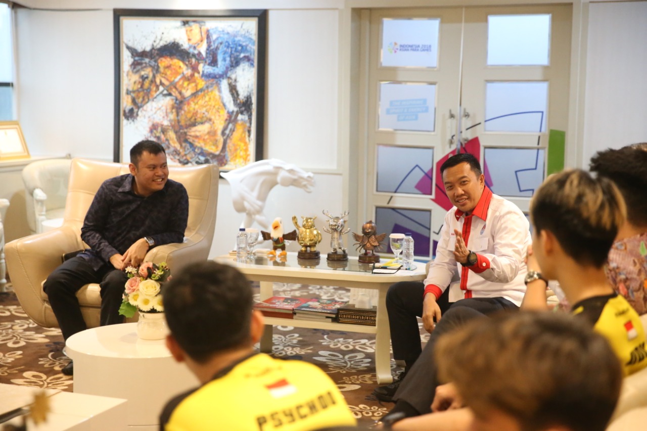 Menpora Imam Nahrawi menerima Tim Onic Esports yang sukses merebut trofi Piala Presiden E-Sports 2019 Mobile Legends di Jakarta, Senin (1/4)