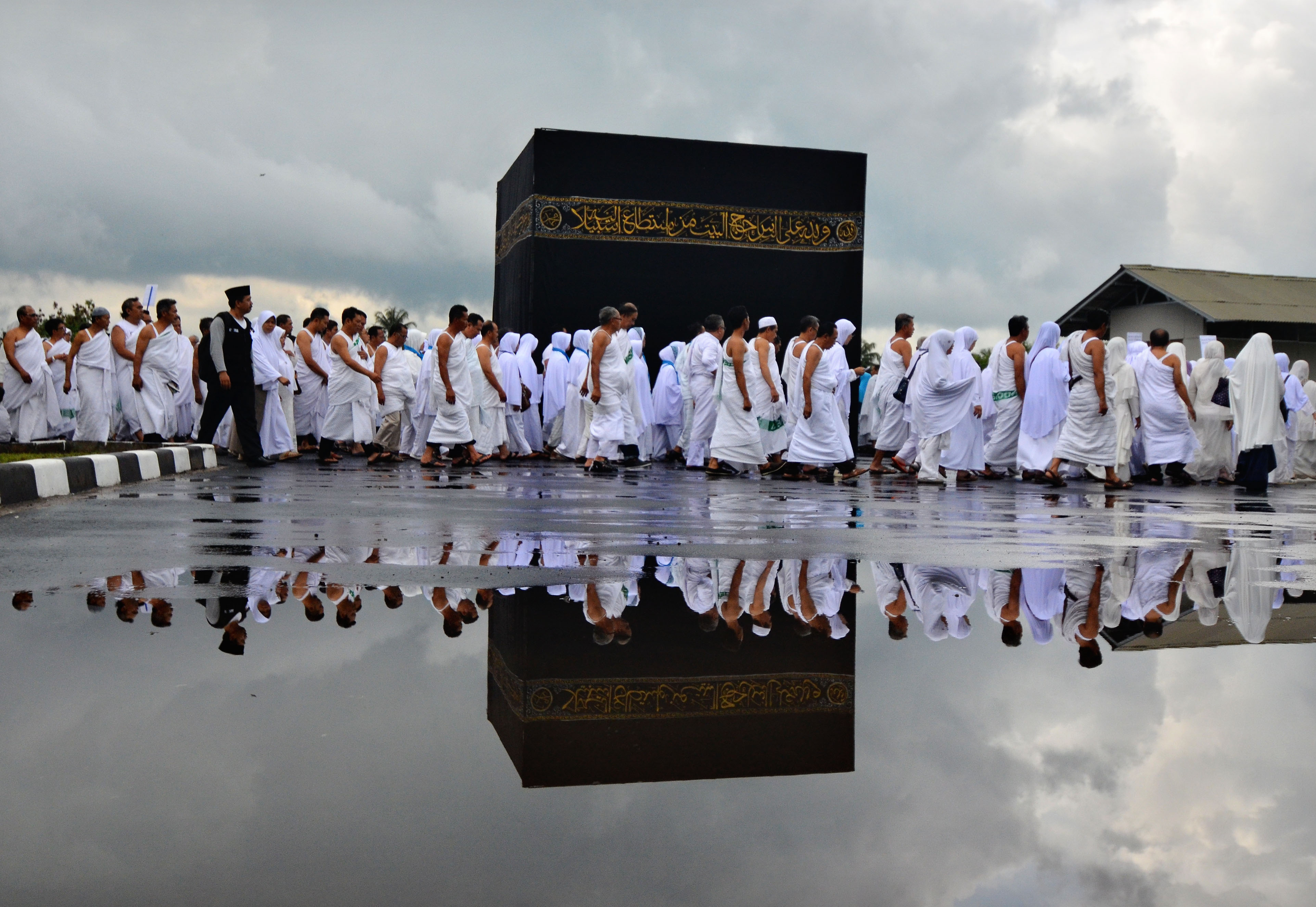 Calon jemaah haji mengikuti latihan manasik haji di tasikmalaya, Jawa Barat, 2018 silam