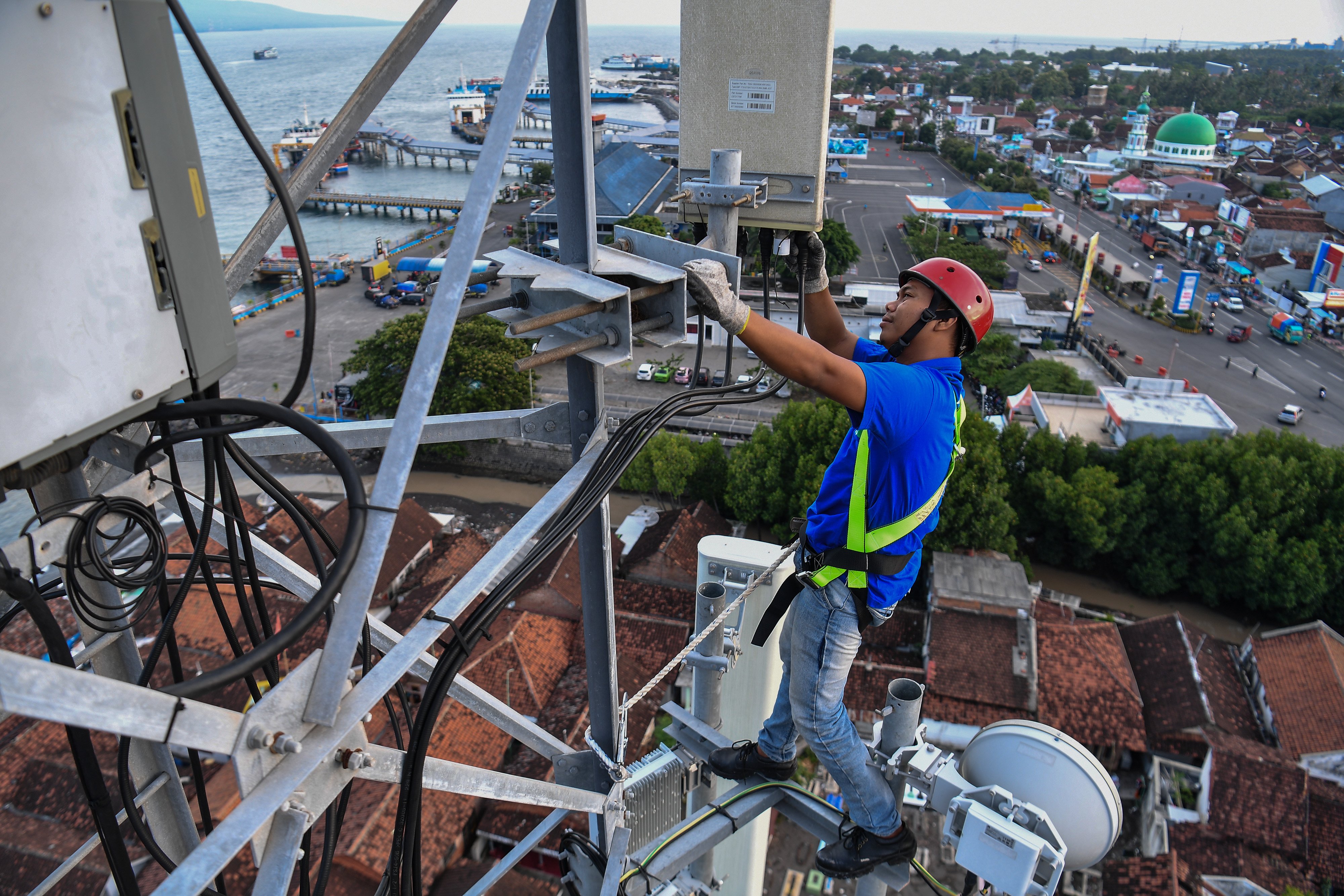 Teknisi XL Axiata melakukan pemeliharaan perangkat BTS di kawasan Pelabuhan Feri Penyeberangan Ketapang
