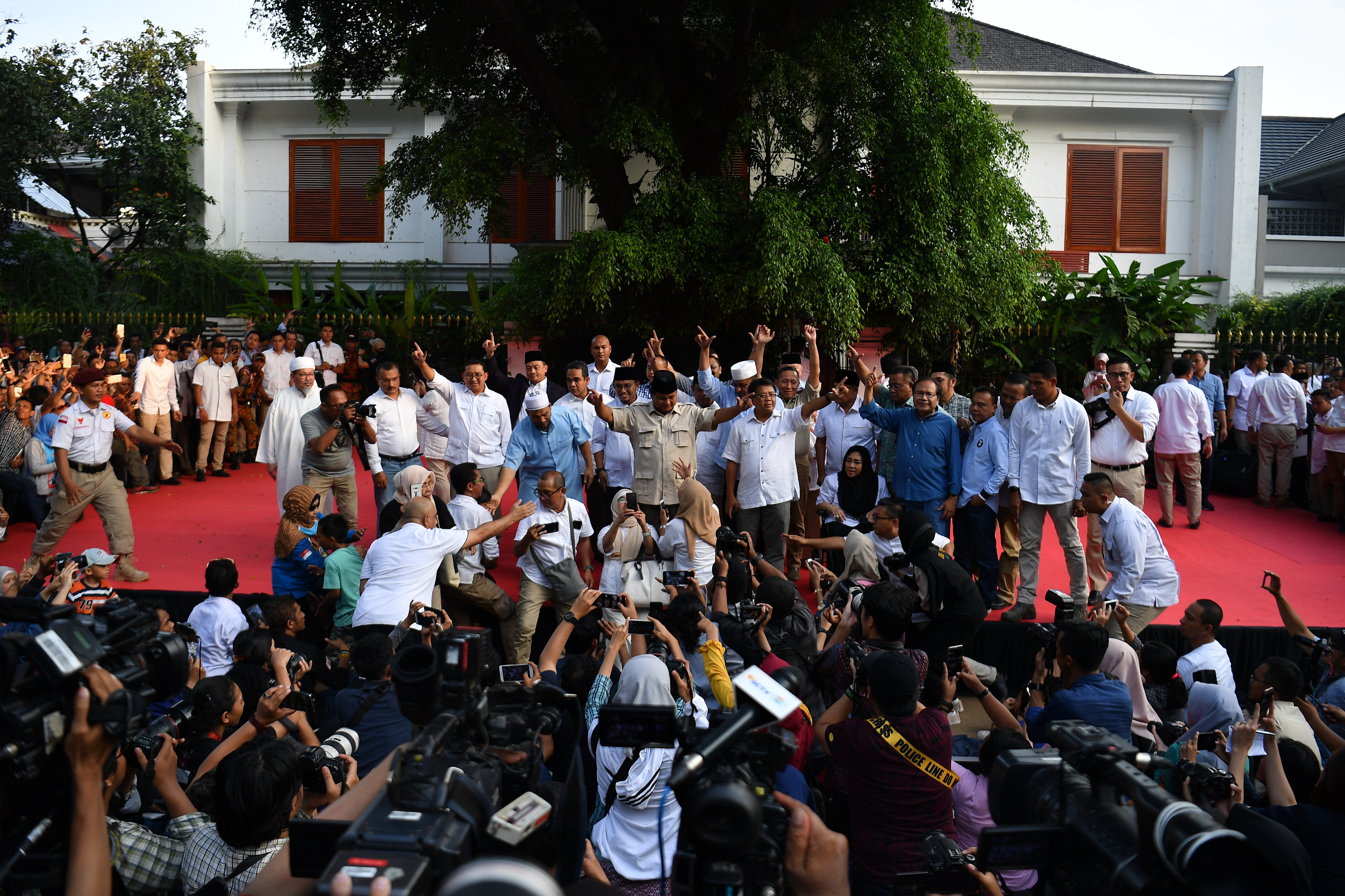  Calon Presiden nomor urut 02 Prabowo Subianto (tengah) menyapa pendukungnya seusai menyampaikan konferensi pers terkait proses hitung cepat