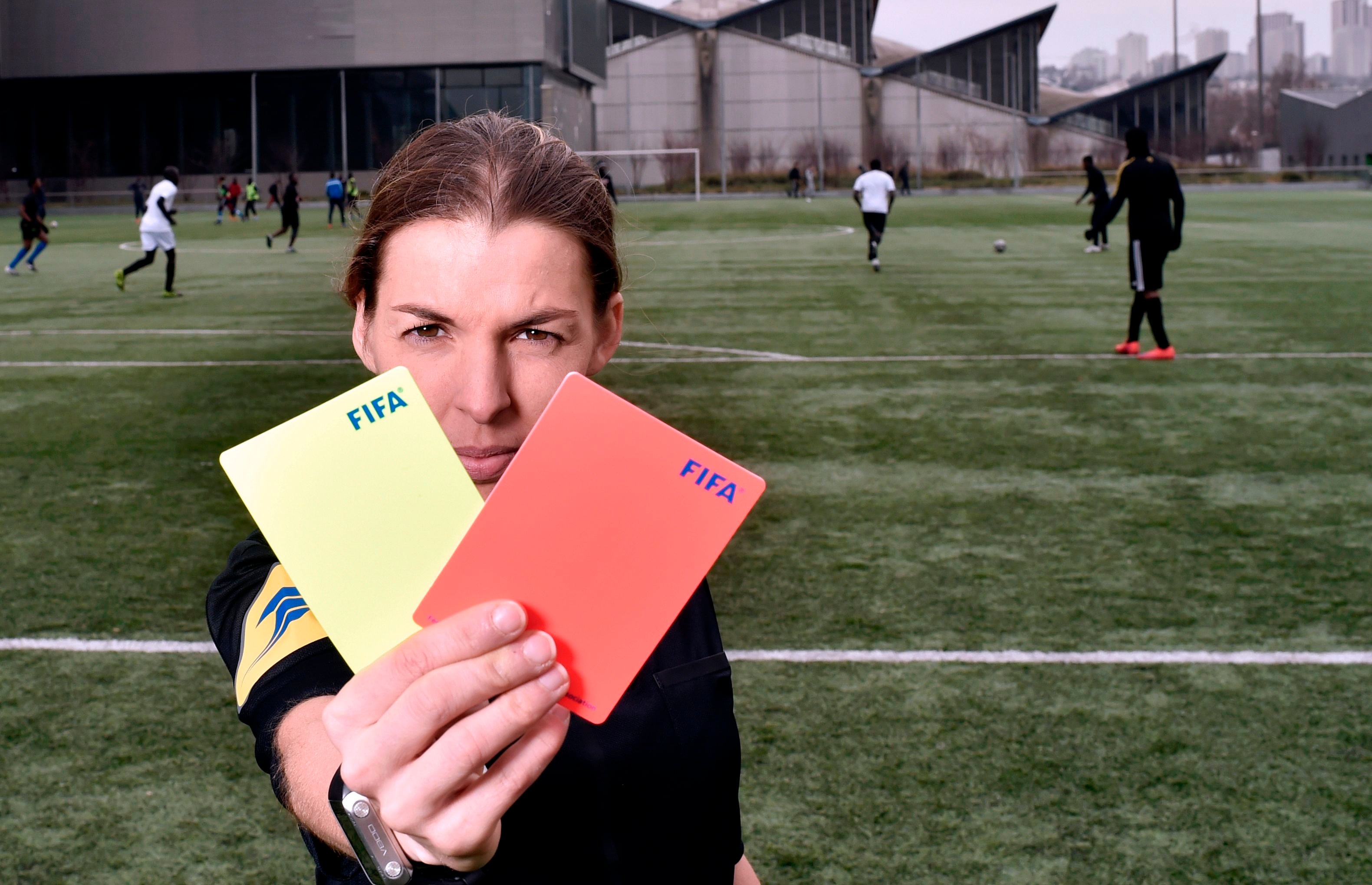 Wasit sepak bola Prancis, Stephanie Frappart, memberikan kartu merah dan kuning di Paris