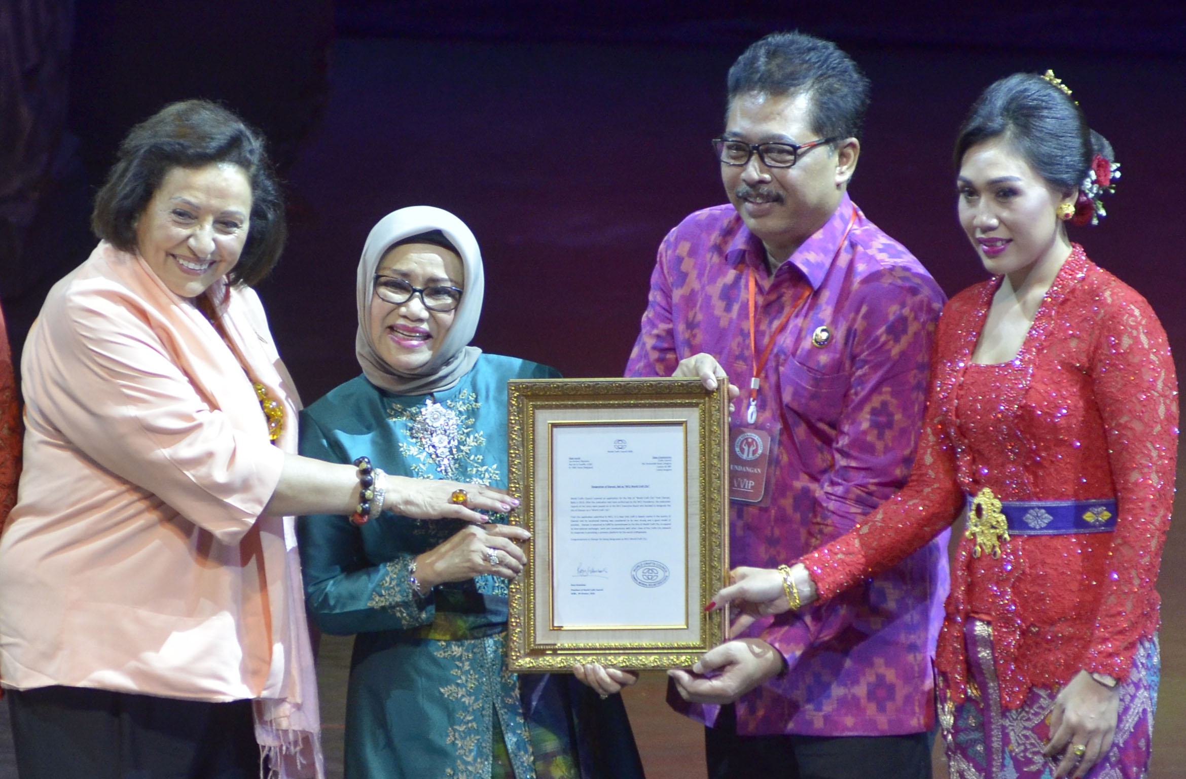 Ketua Umum Dewan Kerajinan Nasional (Dekranas) Mufidah Jusuf Kalla (kedua kiri) Kabupaten Gianyar berhasil menerima sertifikat
