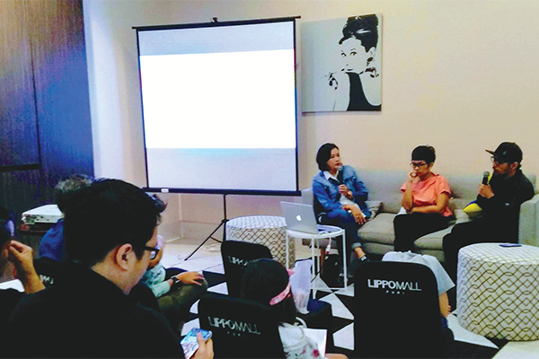 Hari Prast (kanan) dan Sheila Rooswitha Putri (tengah) saat menjadi pemateri dalam dialog Illustrators on Board: A Guide to Creativepreneurs