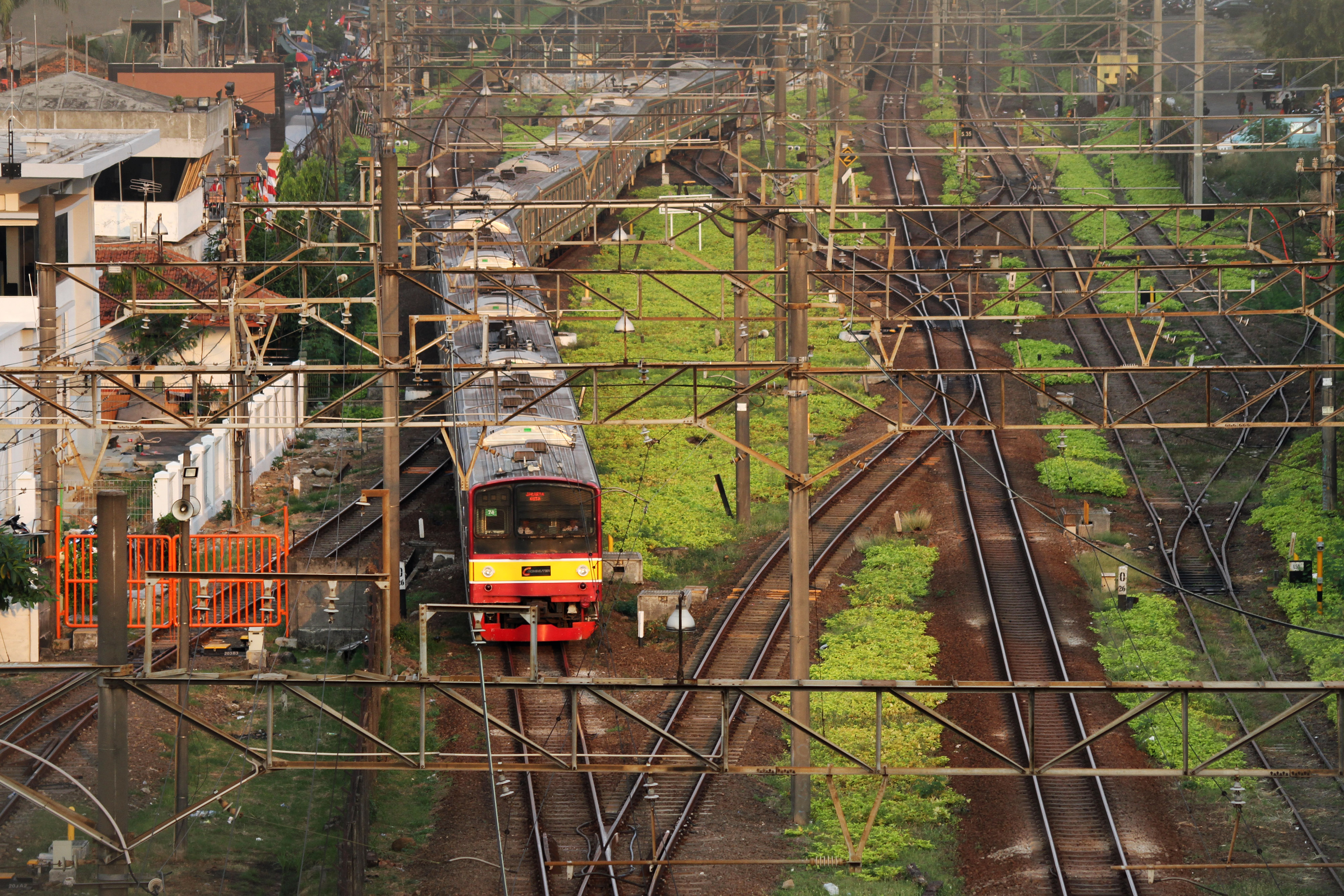 Kereta rel listrik Commuter Line melintas di Stasiun Bekasi, di Bekasi,