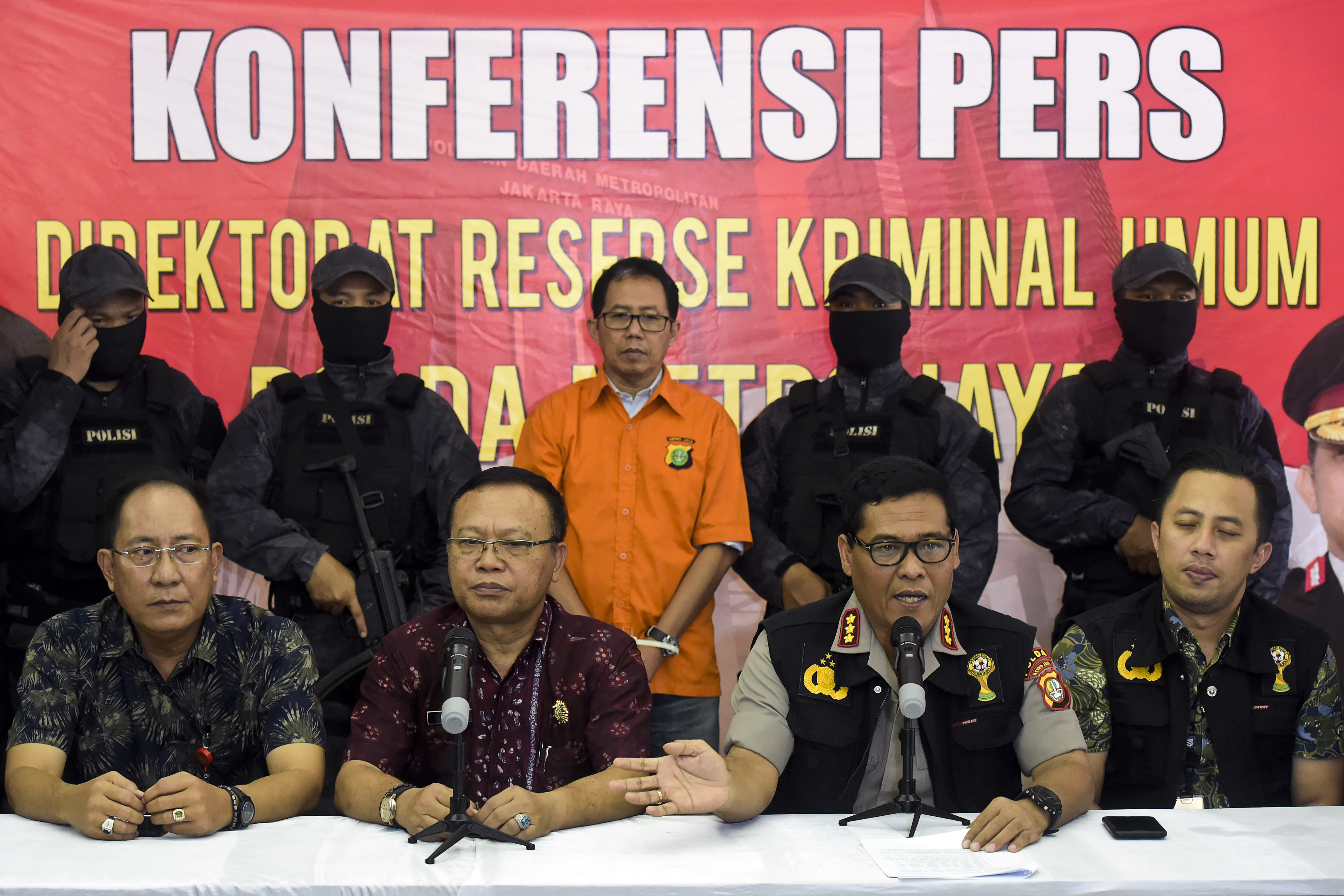 Ketua Tim Media Satgas Antimafia Bola Kombes Pol Argo Yuwono (duduk kedua kanan) 