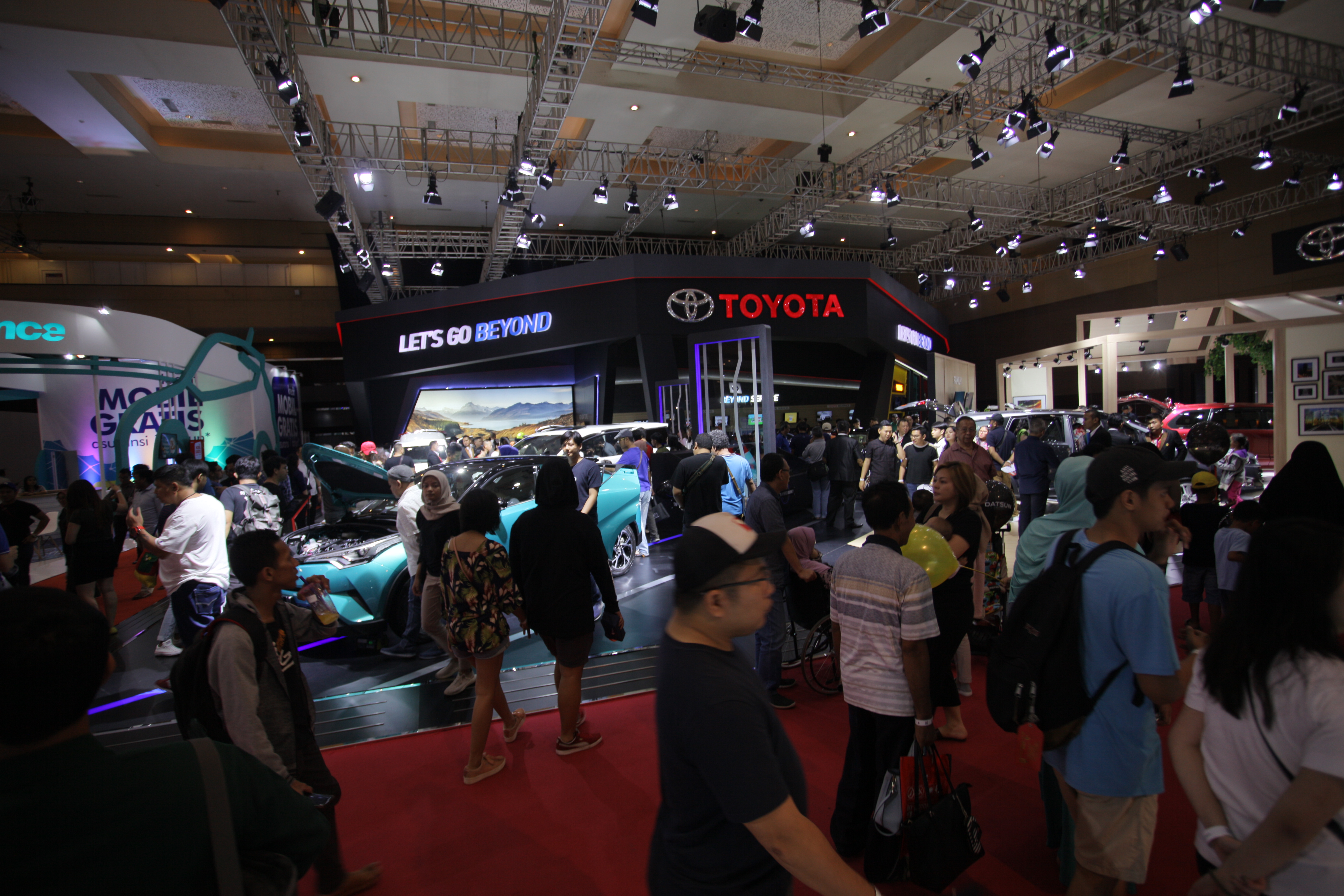 Pengunjung melihat mobil yang dipamerkan di IIMS 2019