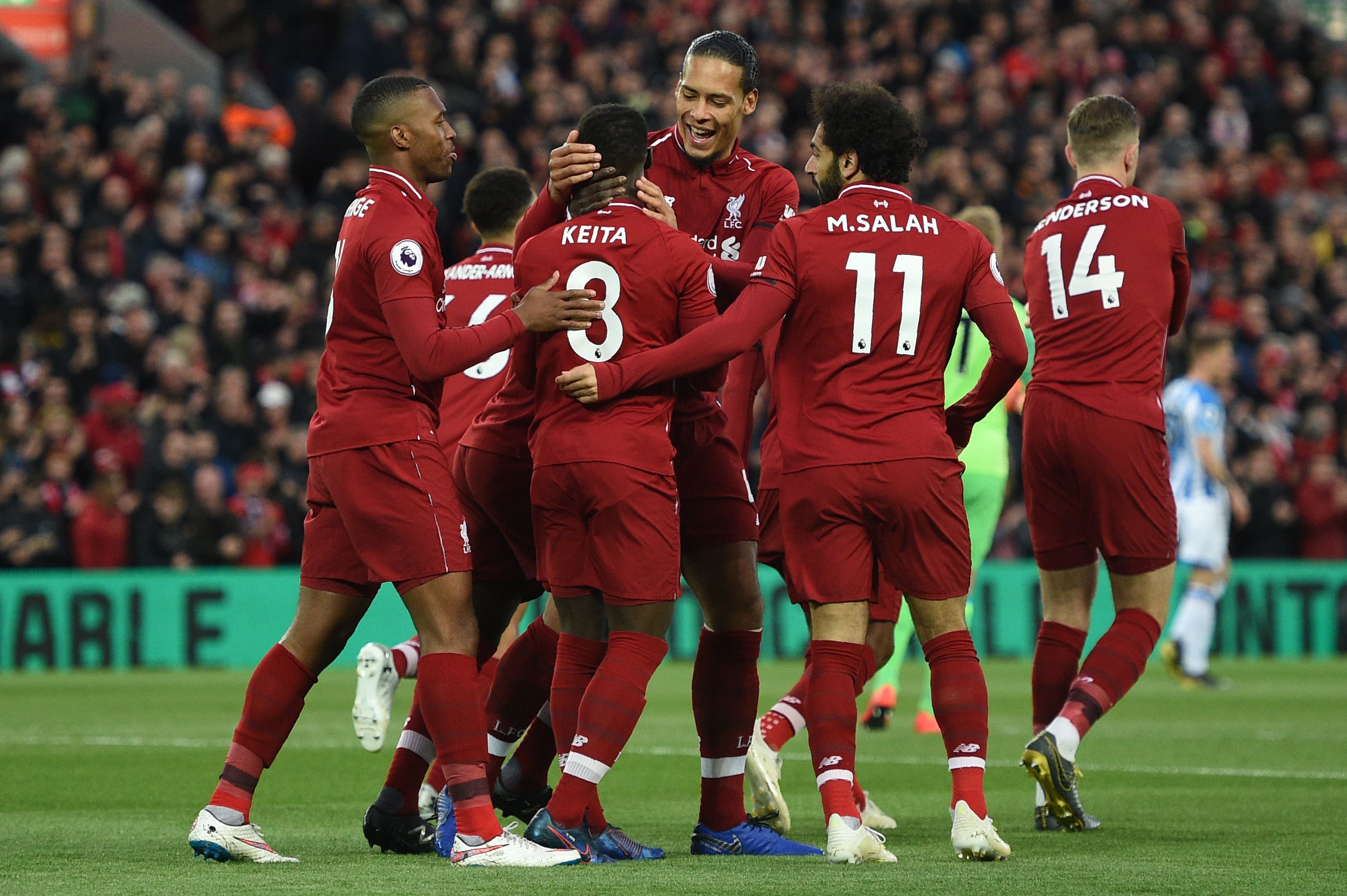 Naby Keita (tengah) mendapatkan selamat dari rekan-rekannya setelah mencetak gol pertama Liverpool ke gawang Huddersfield.