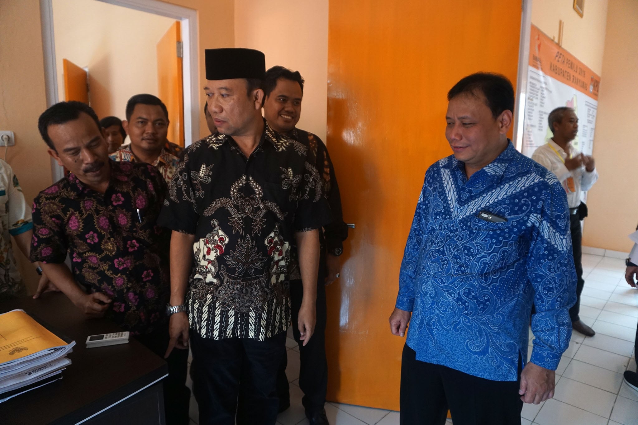 Ketua Bawaslu RI Abhan (kanan) meninjau Kantor Bawaslu Banyumas
