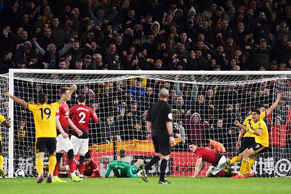 Bek Manchester United Chris Smalling (kelima dari kiri) melakukan gol bunuh diri setelah bola yang ingin dia halau masuk ke gawang sendiri