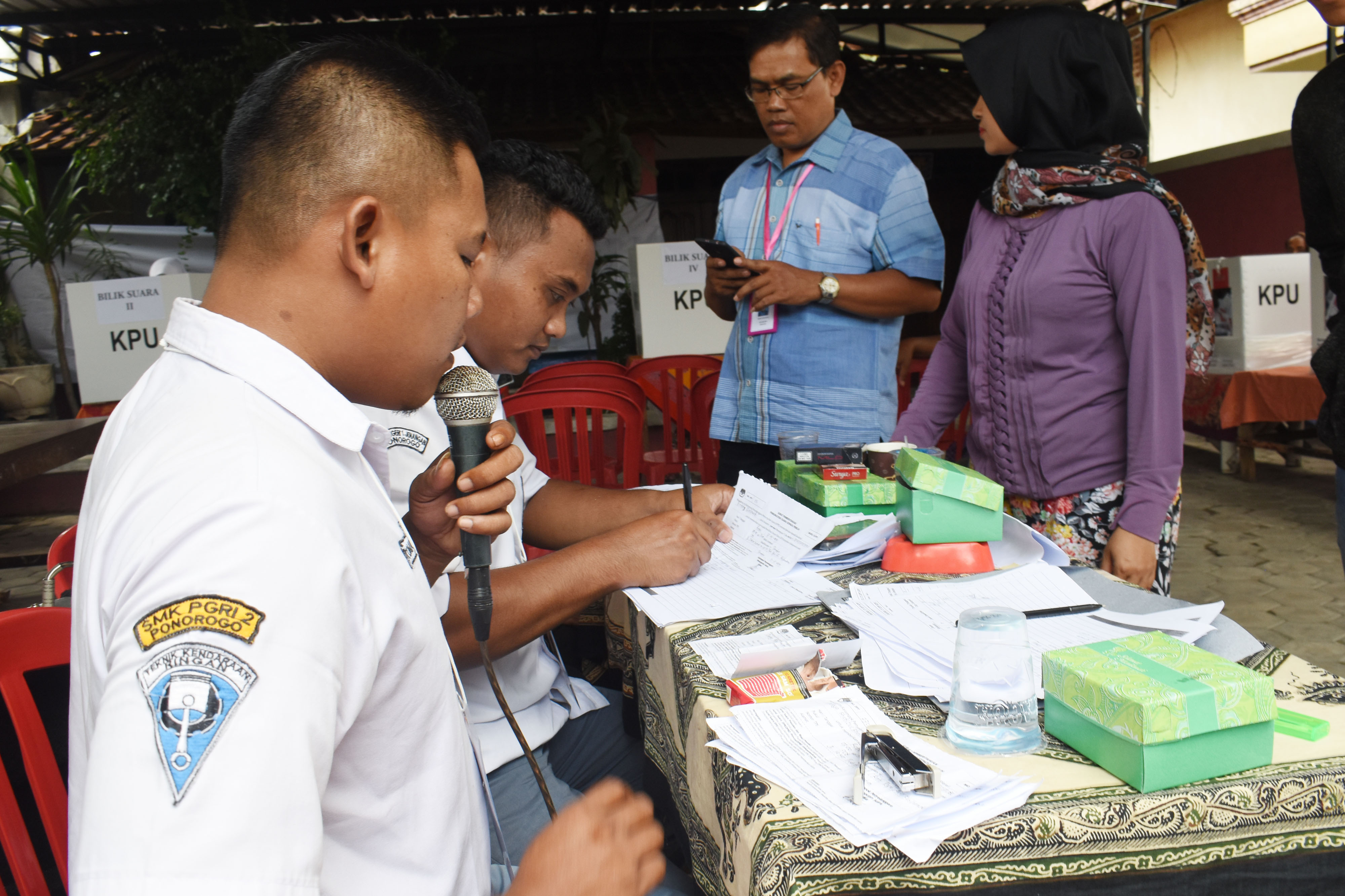 Kesibukan para petugas KPPS saat pelaksanaan Pemilu 2019 